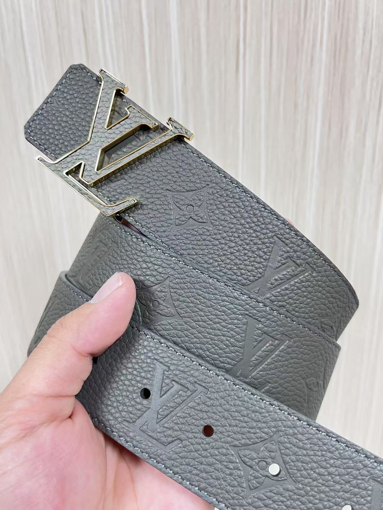 当季新款到货，4.0一面小牛皮色荔枝纹纹压花，一面小牛皮平纹皮，精品扣实物实拍，官网同步，灰色贴皮扣。