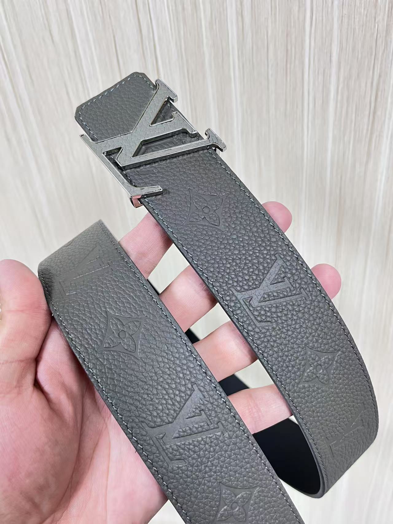 当季新款到货，4.0一面小牛皮色荔枝纹纹压花，一面小牛皮平纹皮，精品扣实物实拍，官网同步，灰色贴皮扣。