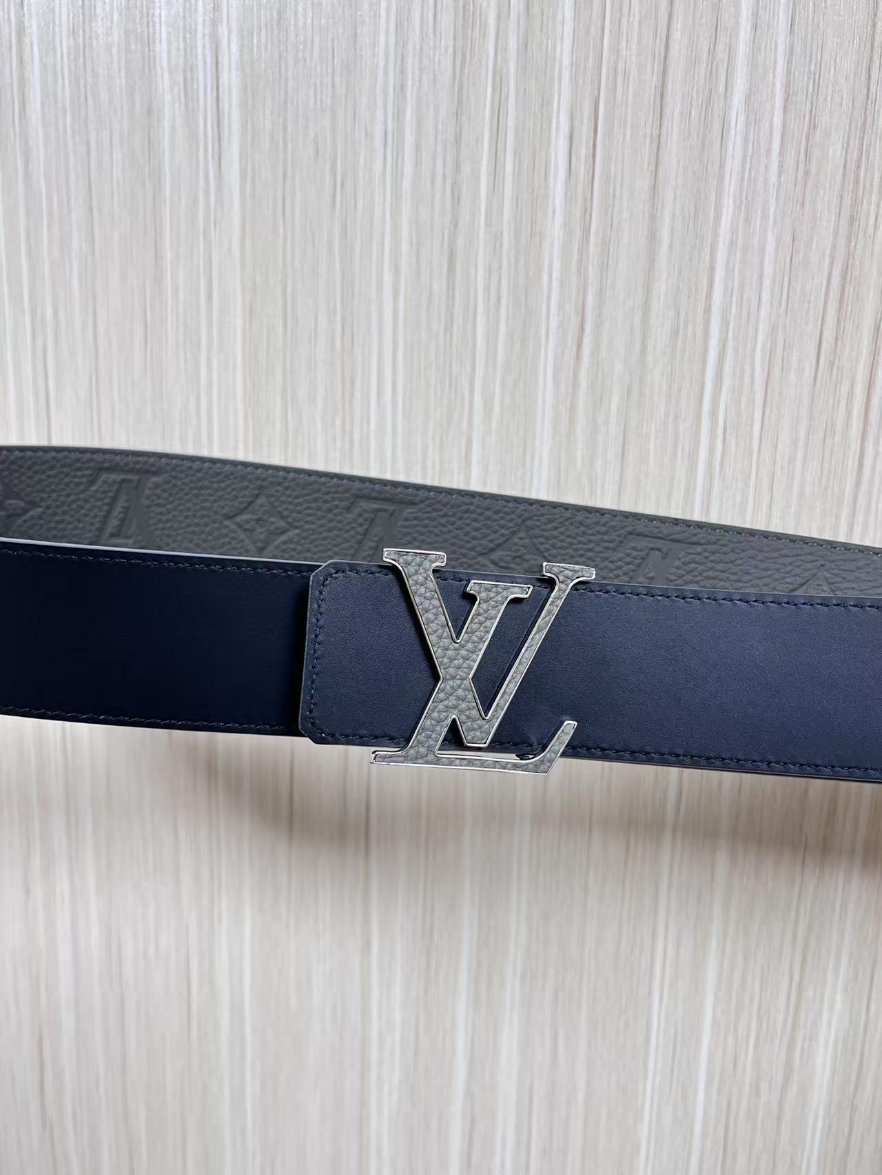 当季新款到货，4.0一面小牛皮色荔枝纹纹压花，一面小牛皮平纹皮，精品扣实物实拍，官网同步，灰色贴皮扣。