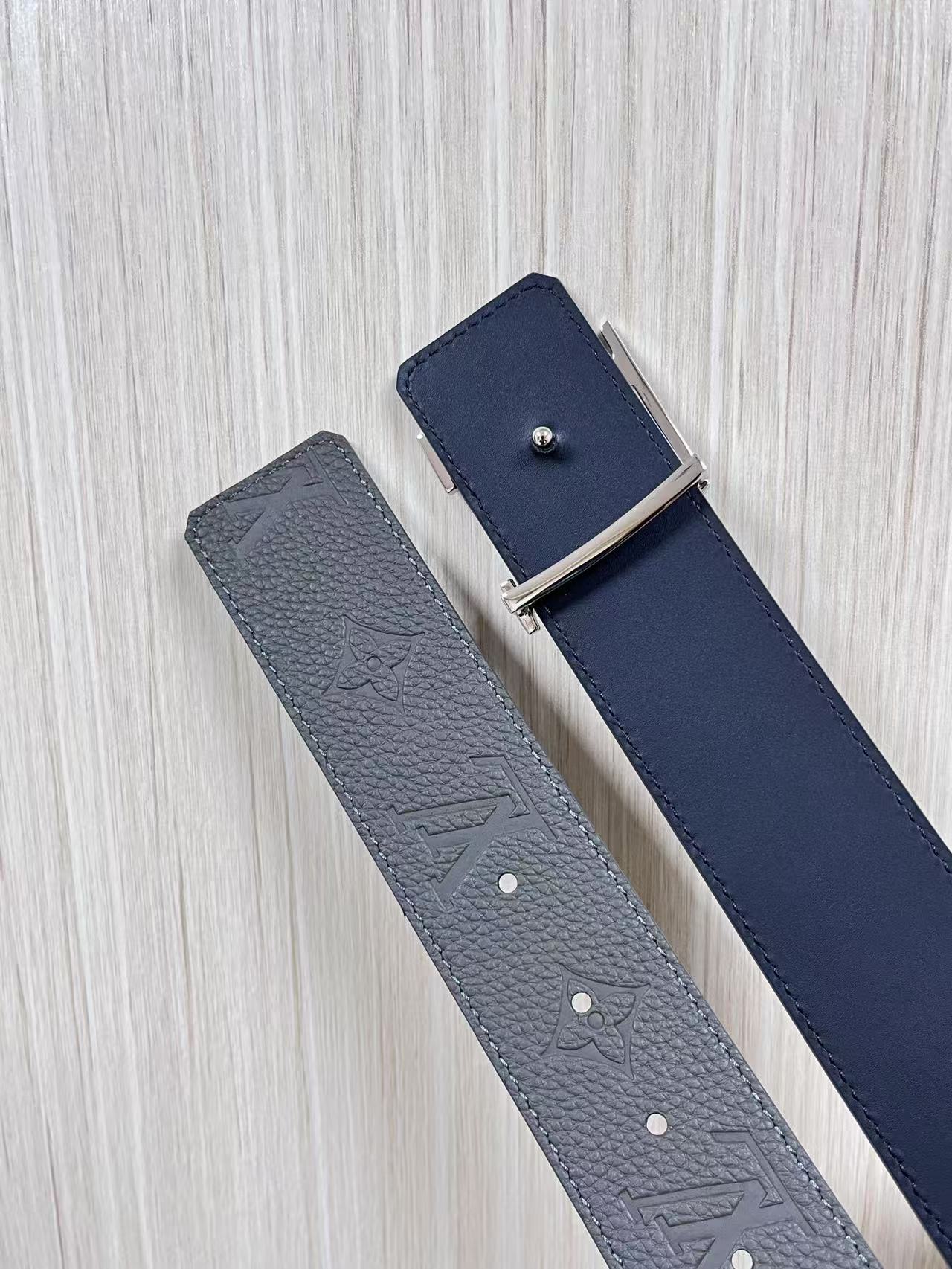 当季新款到货，4.0一面小牛皮色荔枝纹纹压花，一面小牛皮平纹皮，精品扣实物实拍，官网同步，灰色贴皮扣。