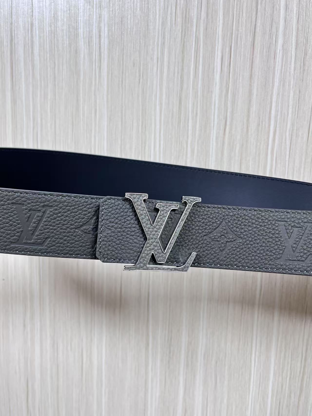 当季新款到货，4.0一面小牛皮色荔枝纹纹压花，一面小牛皮平纹皮，精品扣实物实拍，官网同步，灰色贴皮扣。