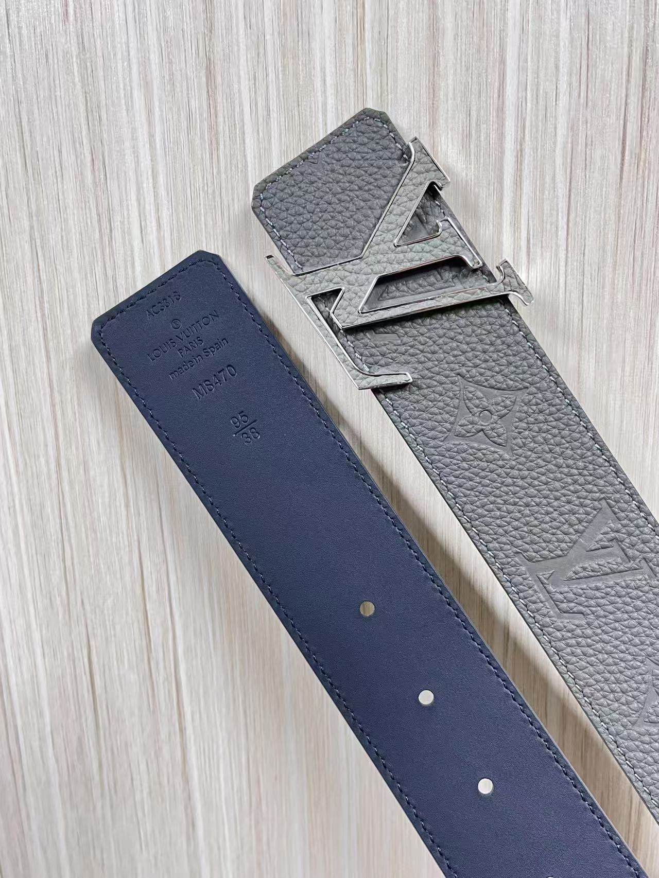 当季新款到货，4.0一面小牛皮色荔枝纹纹压花，一面小牛皮平纹皮，精品扣实物实拍，官网同步，灰色贴皮扣。