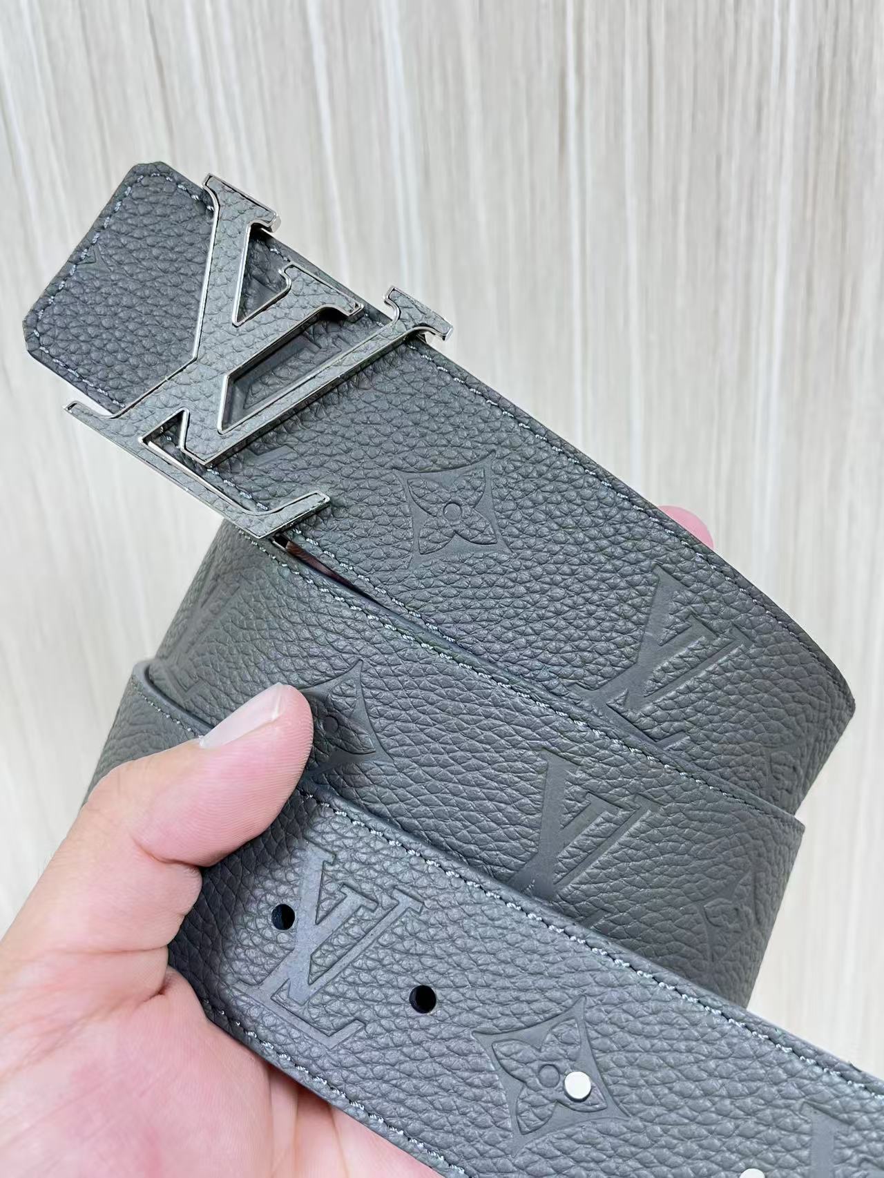 当季新款到货，4.0一面小牛皮色荔枝纹纹压花，一面小牛皮平纹皮，精品扣实物实拍，官网同步，灰色贴皮扣。