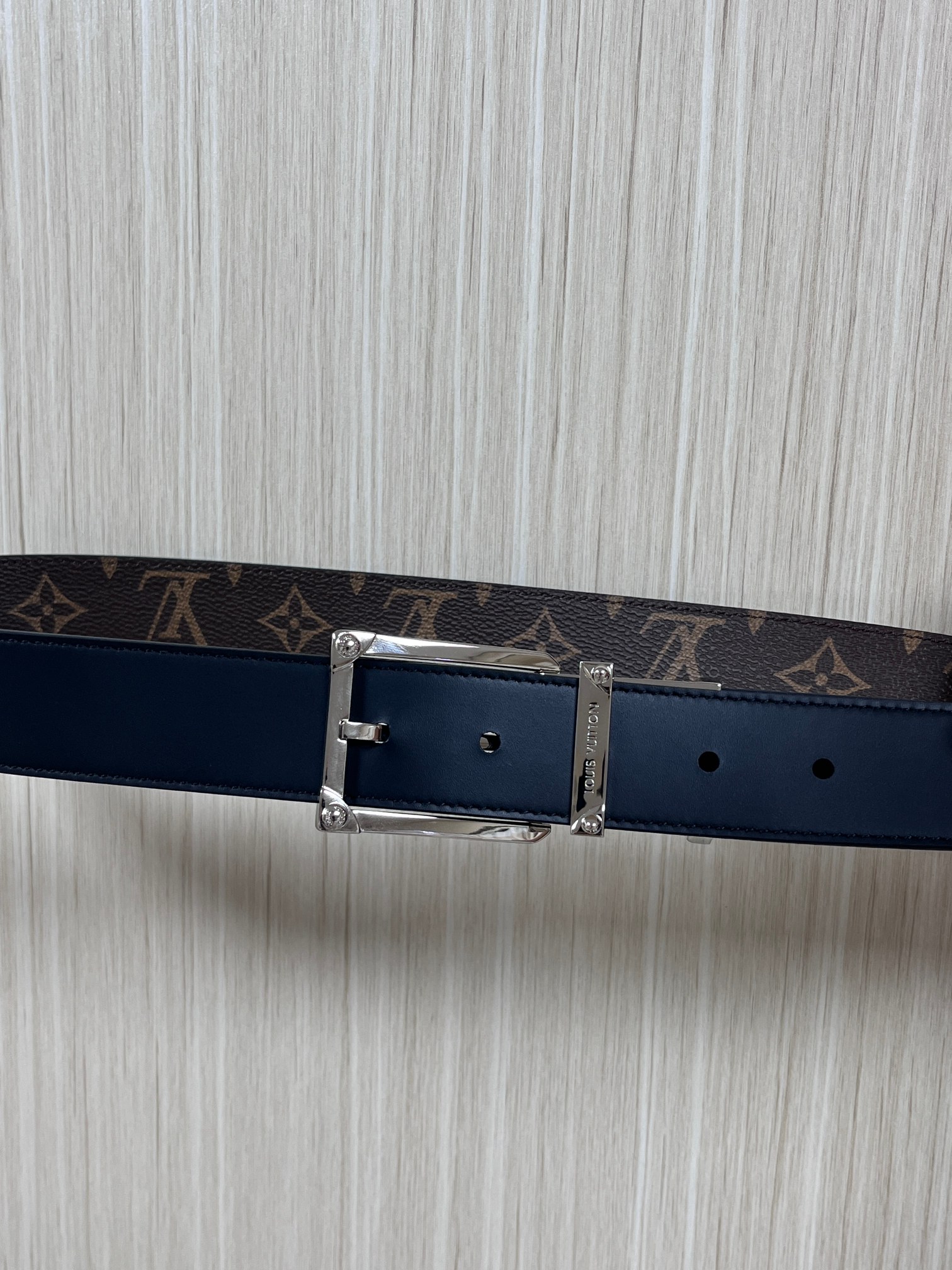 3.5宽，双面腰带致意路易威登的制箱传承。一面选择 Monogram 涂层帆布，另一面为素净皮革勾勒清晰