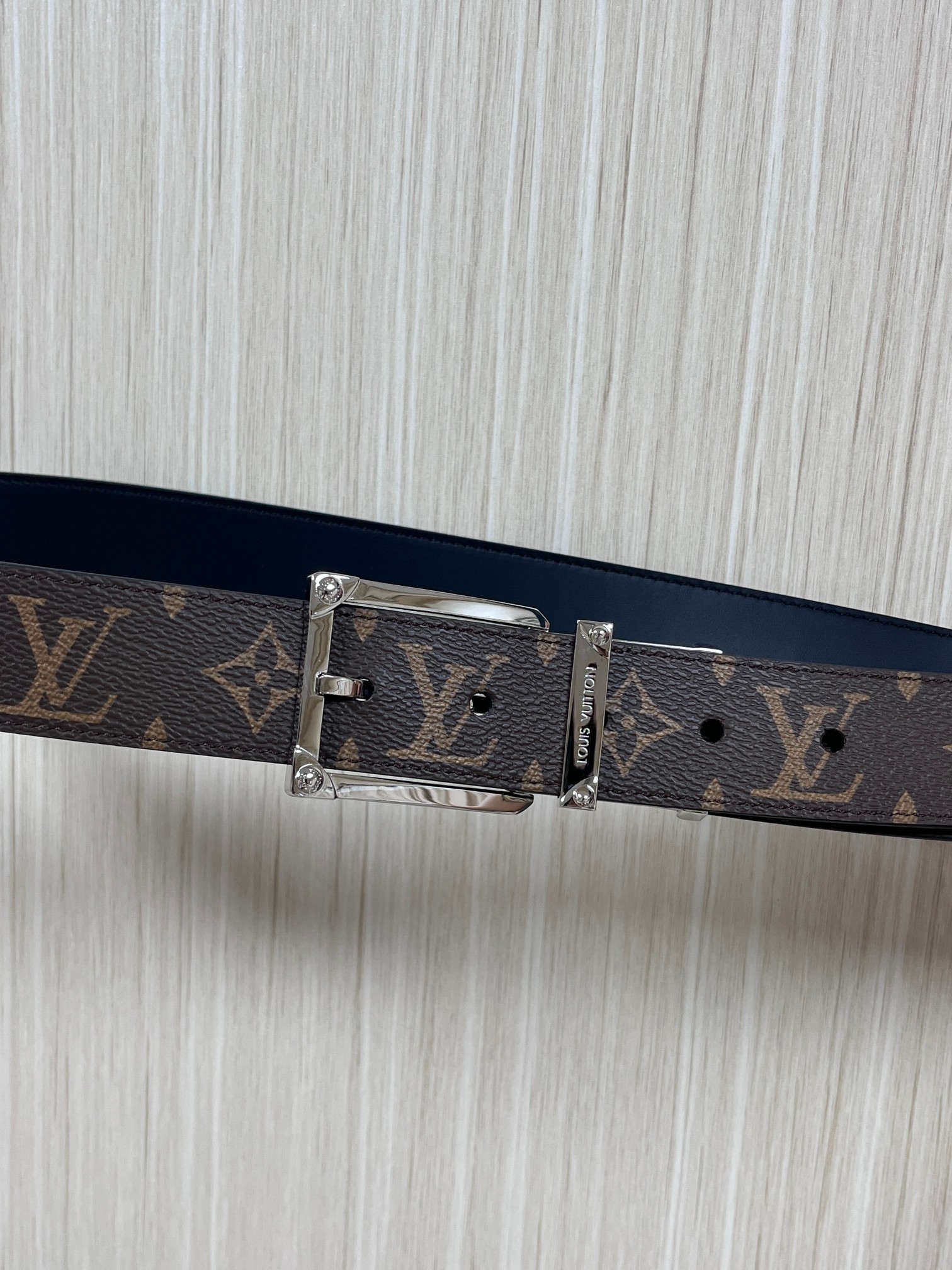 3.5宽，双面腰带致意路易威登的制箱传承。一面选择 Monogram 涂层帆布，另一面为素净皮革勾勒清晰