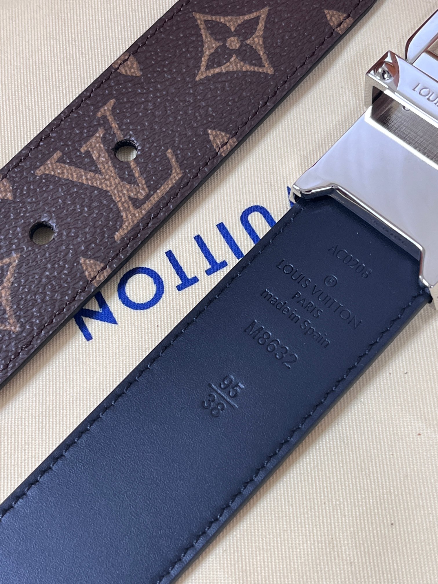 3.5宽，双面腰带致意路易威登的制箱传承。一面选择 Monogram 涂层帆布，另一面为素净皮革勾勒清晰