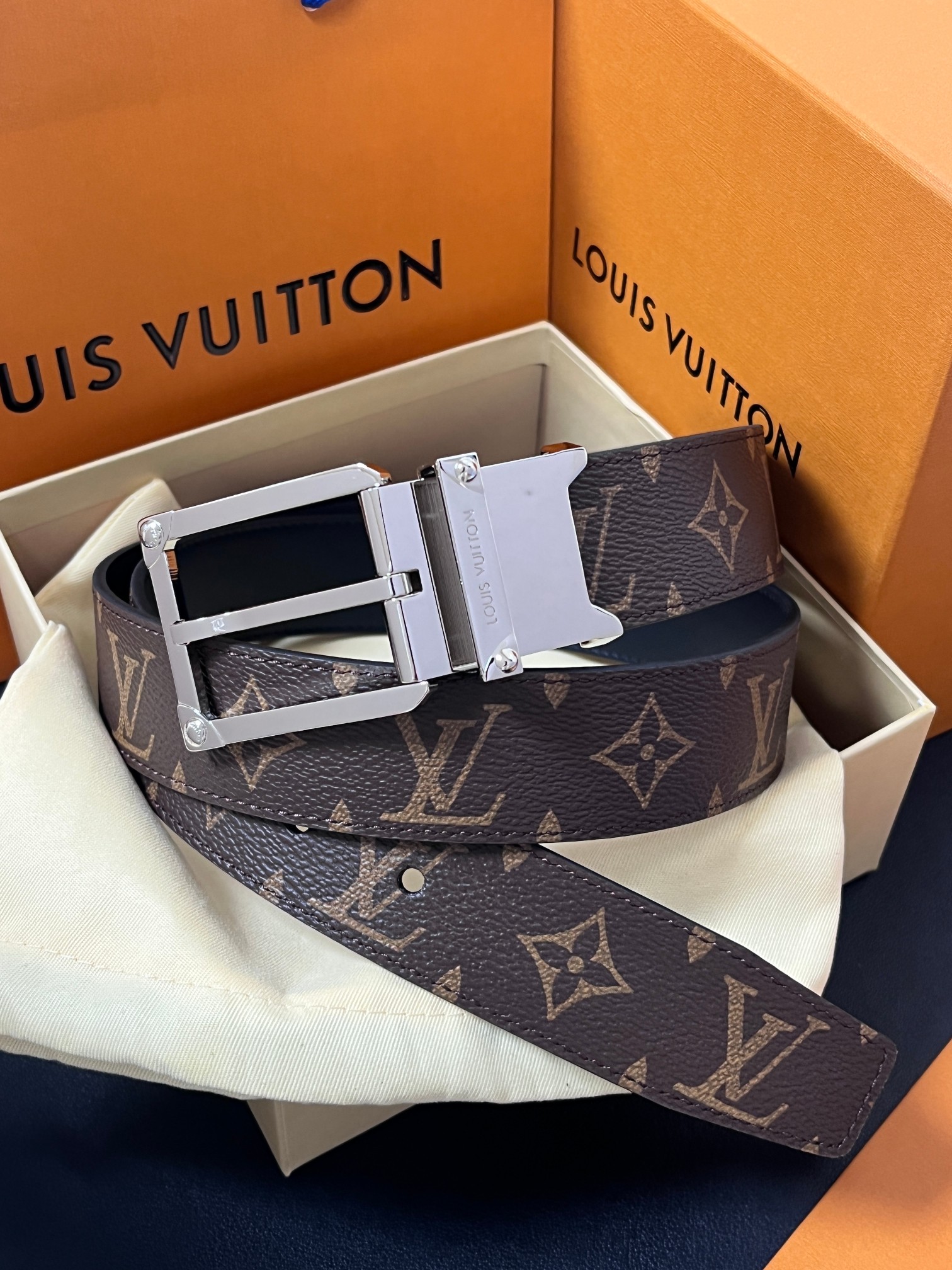 3.5宽，双面腰带致意路易威登的制箱传承。一面选择 Monogram 涂层帆布，另一面为素净皮革勾勒清晰
