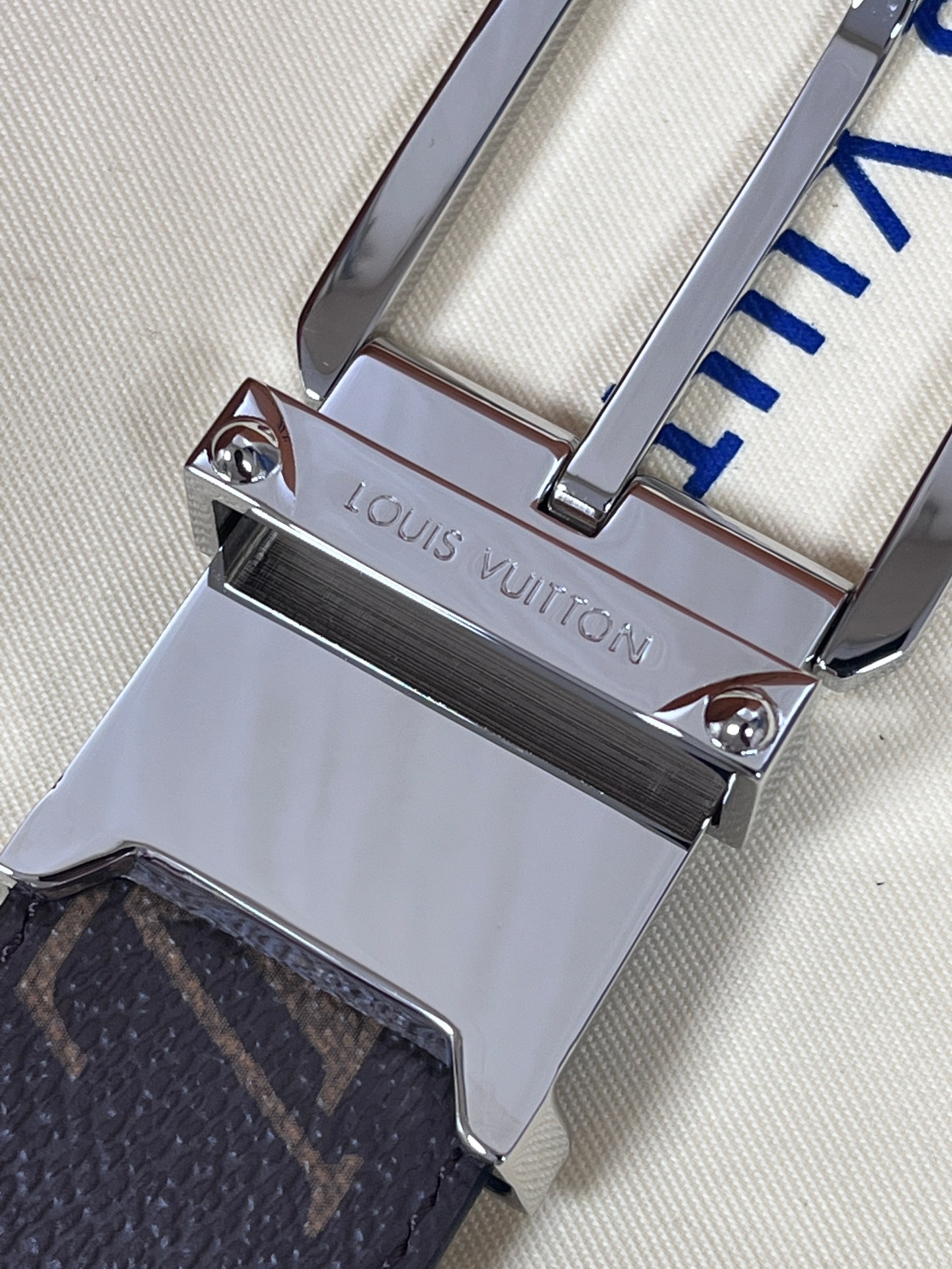 3.5宽，双面腰带致意路易威登的制箱传承。一面选择 Monogram 涂层帆布，另一面为素净皮革勾勒清晰