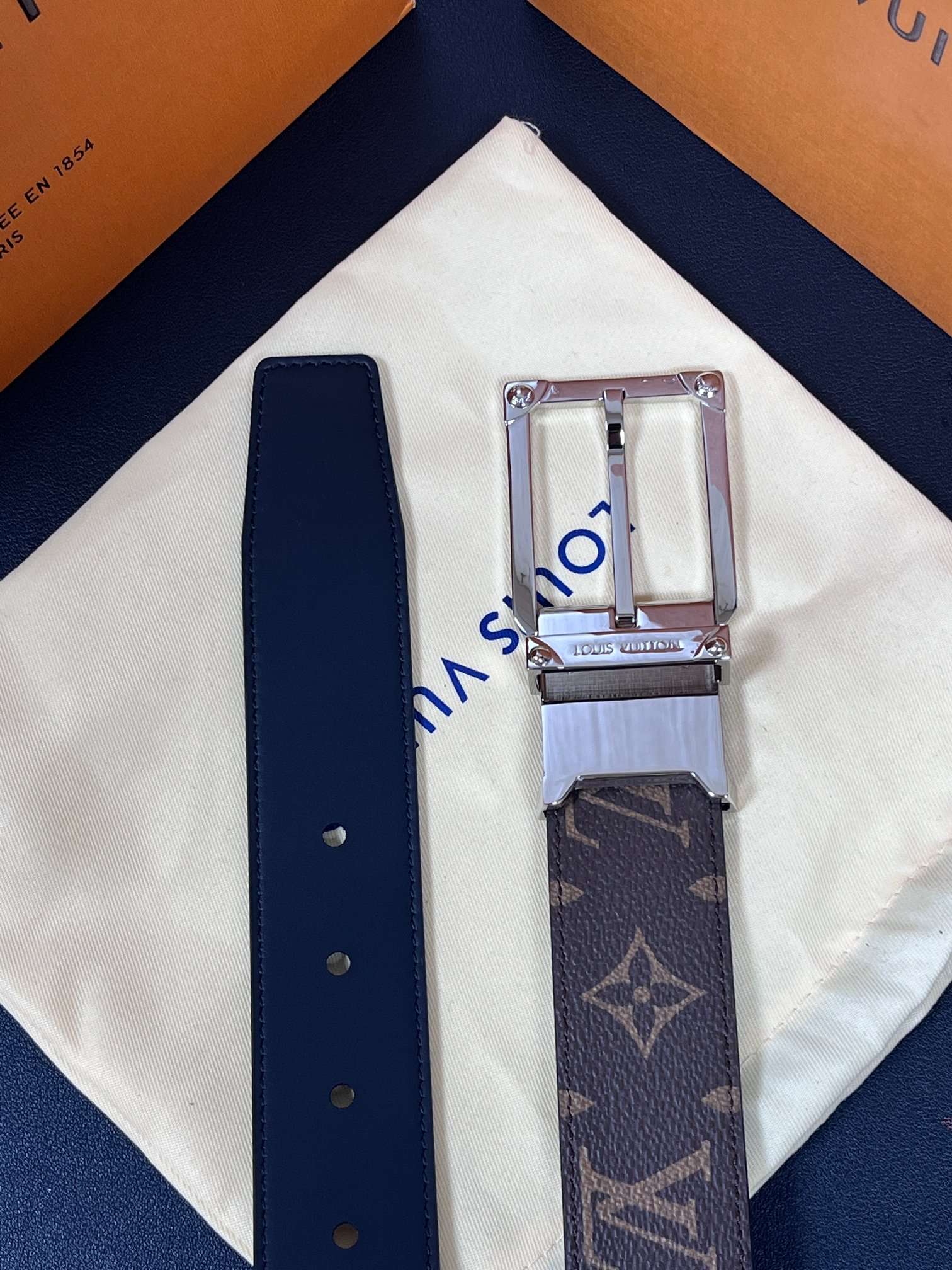 3.5宽，双面腰带致意路易威登的制箱传承。一面选择 Monogram 涂层帆布，另一面为素净皮革勾勒清晰