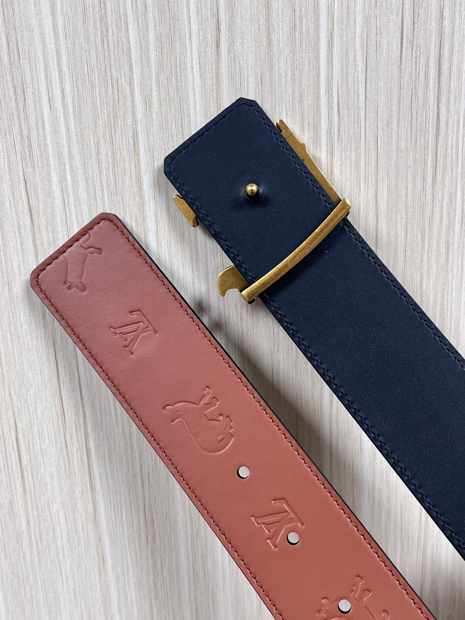 当季新款.40毫米双面腰带，采用双面设计（一面压印狐狸轮廓，一面为深色），搭配金色LV logo扣，兼具