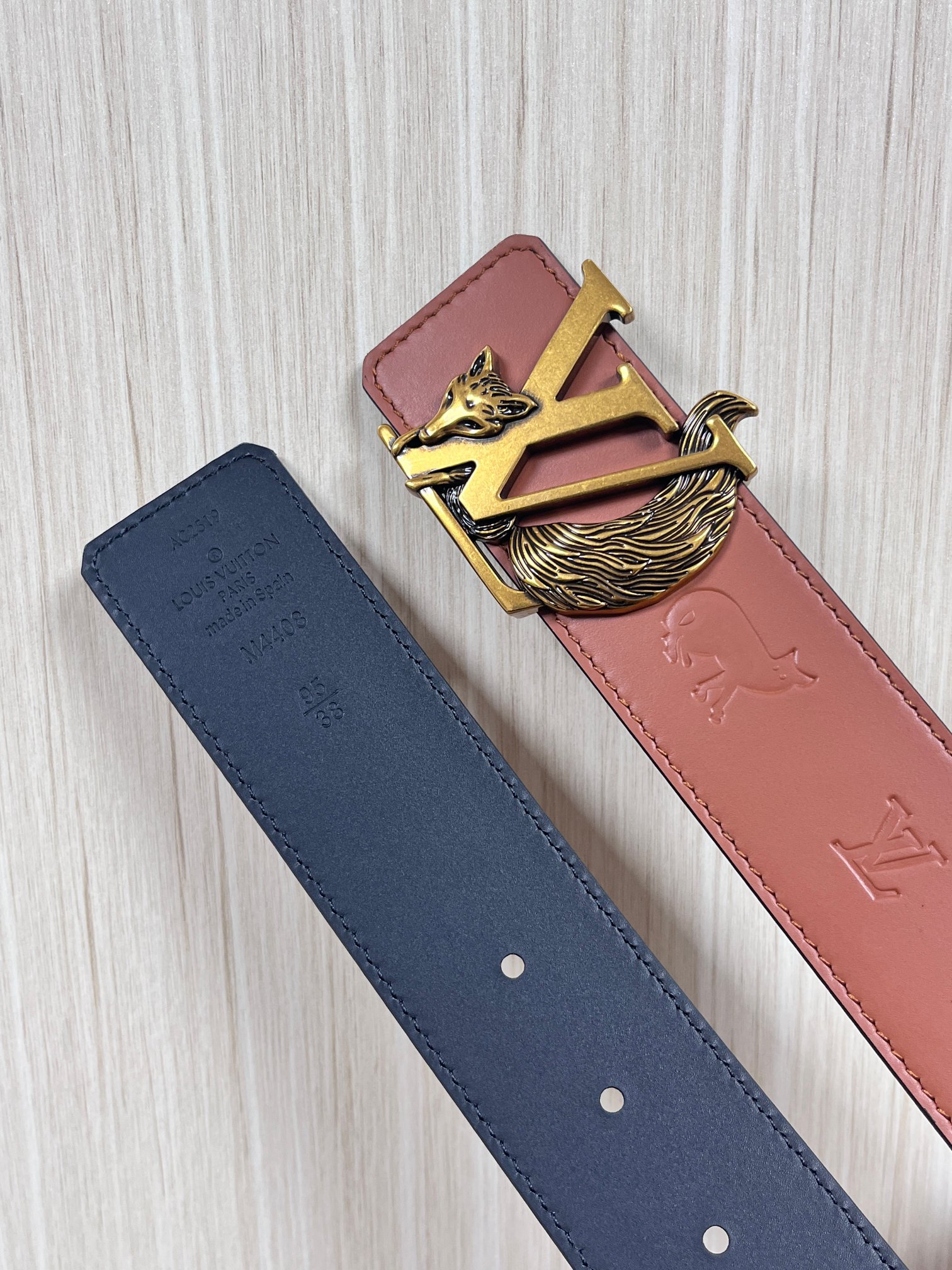 当季新款.40毫米双面腰带，采用双面设计（一面压印狐狸轮廓，一面为深色），搭配金色LV logo扣，兼具