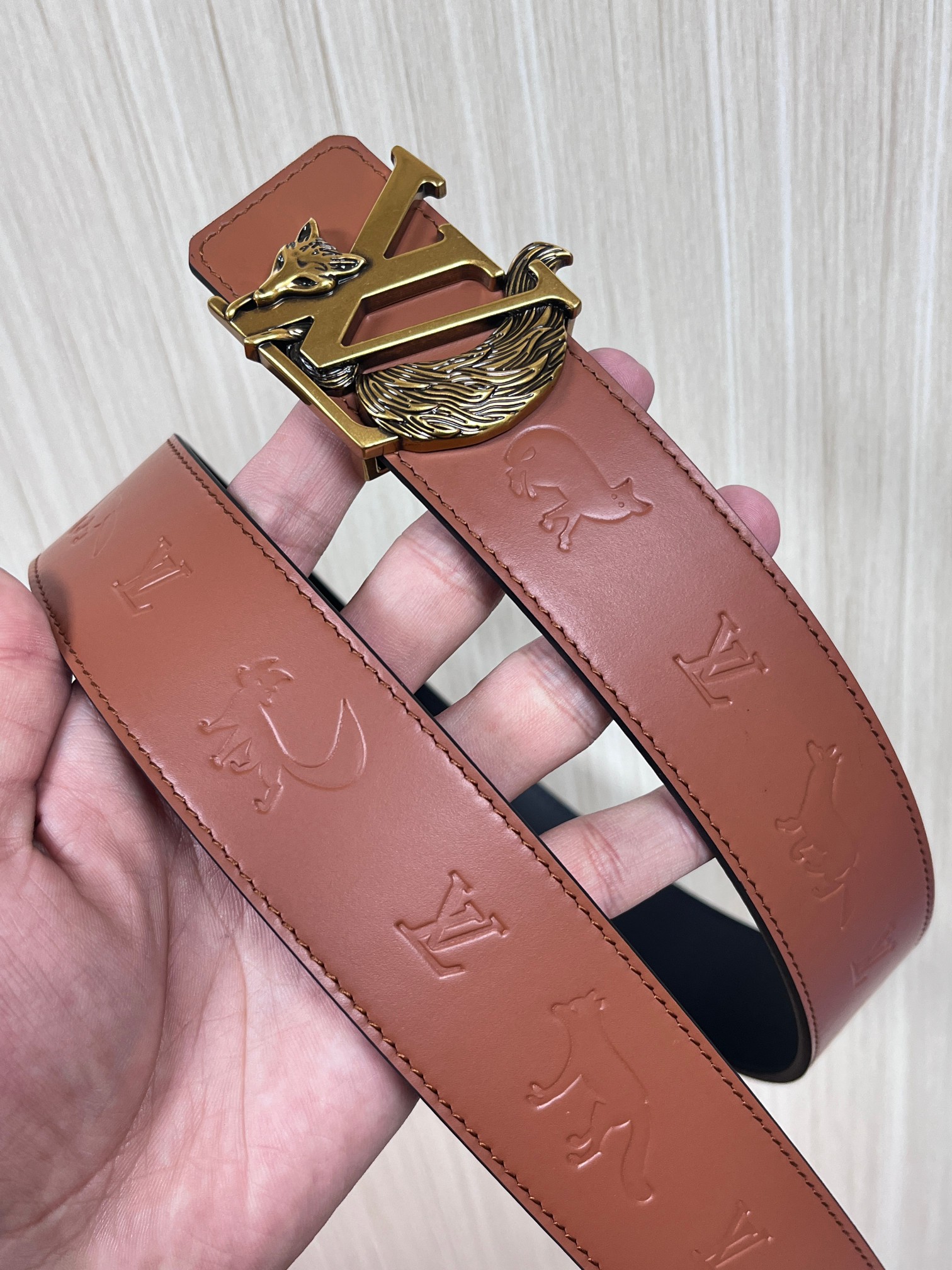 当季新款.40毫米双面腰带，采用双面设计（一面压印狐狸轮廓，一面为深色），搭配金色LV logo扣，兼具