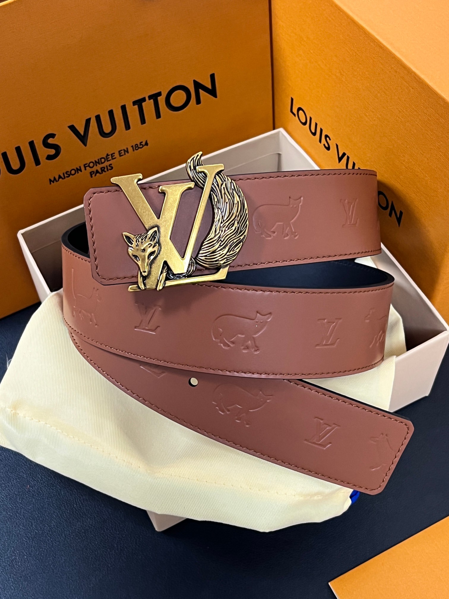 当季新款.40毫米双面腰带，采用双面设计（一面压印狐狸轮廓，一面为深色），搭配金色LV logo扣，兼具