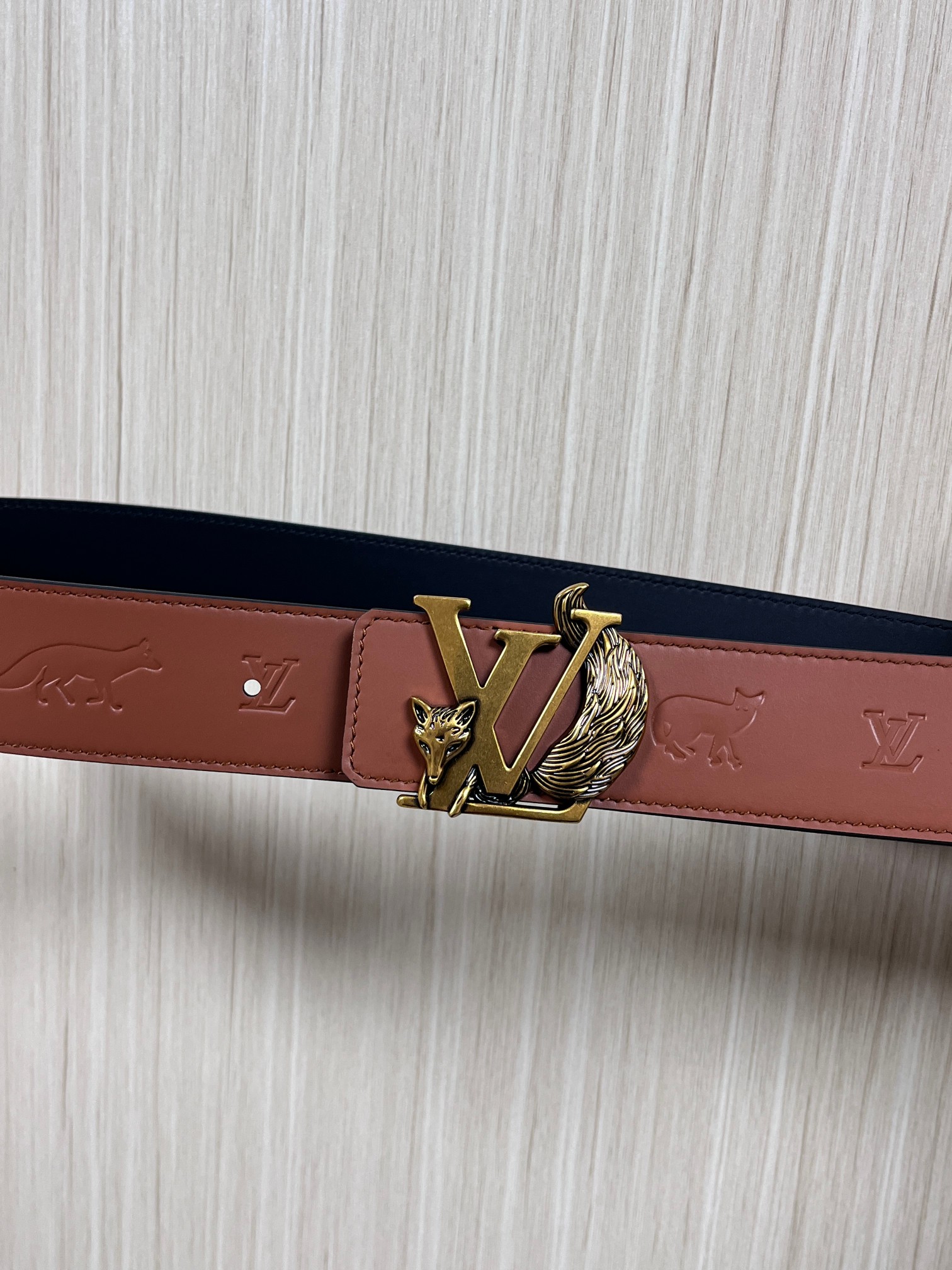 当季新款.40毫米双面腰带，采用双面设计（一面压印狐狸轮廓，一面为深色），搭配金色LV logo扣，兼具
