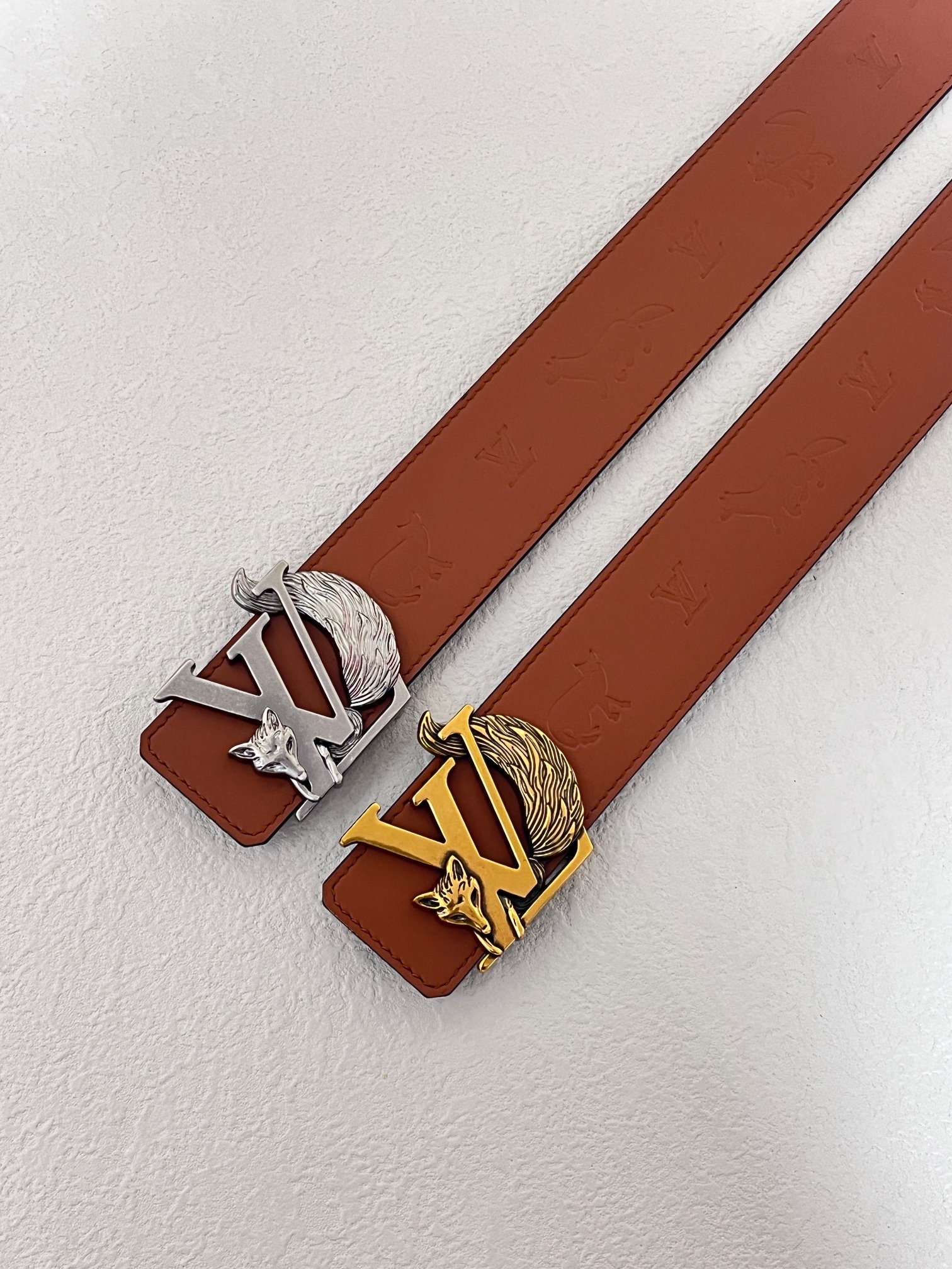 当季新款.40毫米双面腰带，采用双面设计（一面压印狐狸轮廓，一面为深色），搭配金色LV logo扣，兼具