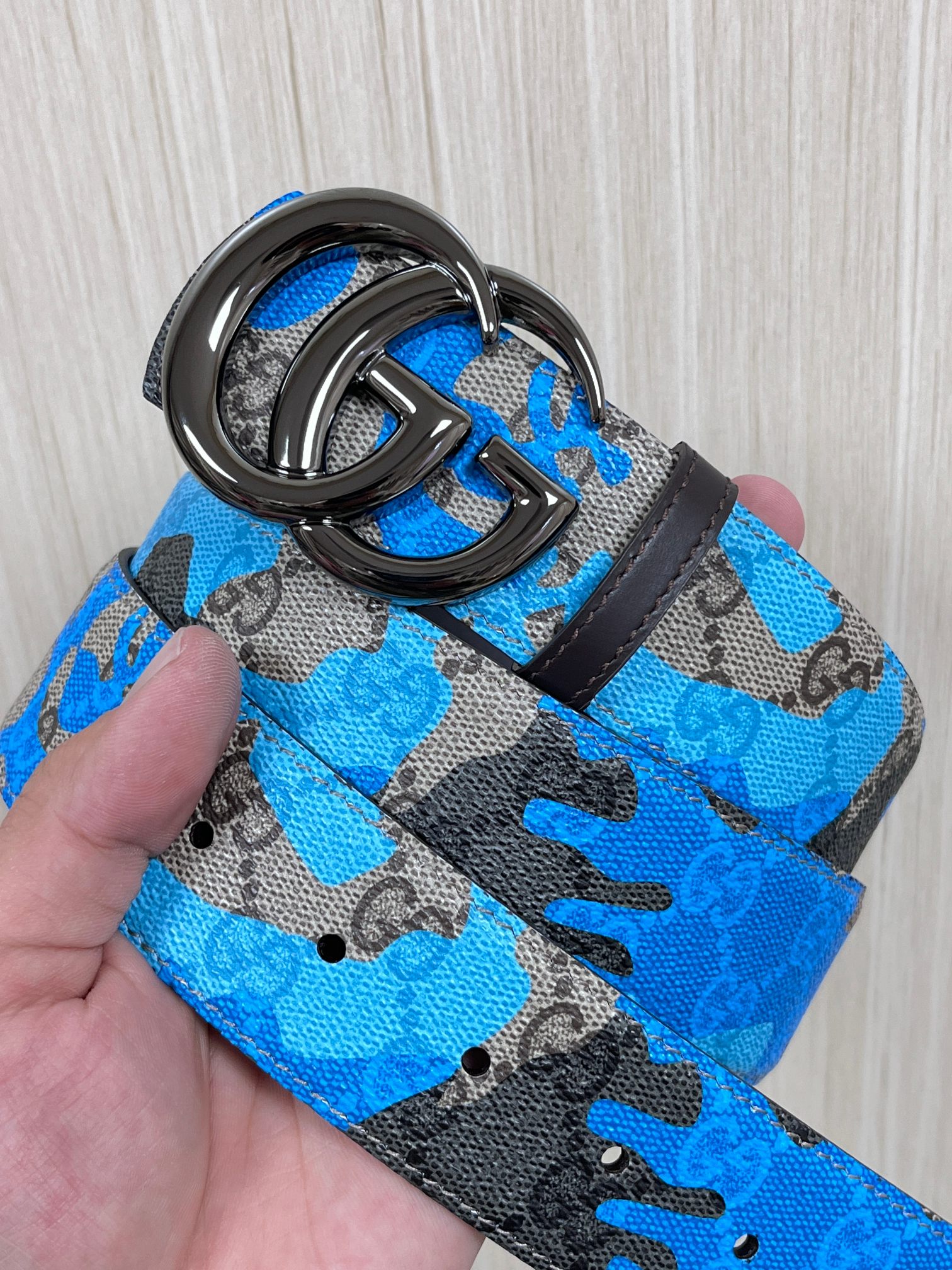 GG Marmont系列从典藏廓形汲取灵感 蓝色和浅蓝色迷彩4.0宽迷彩挂扣.