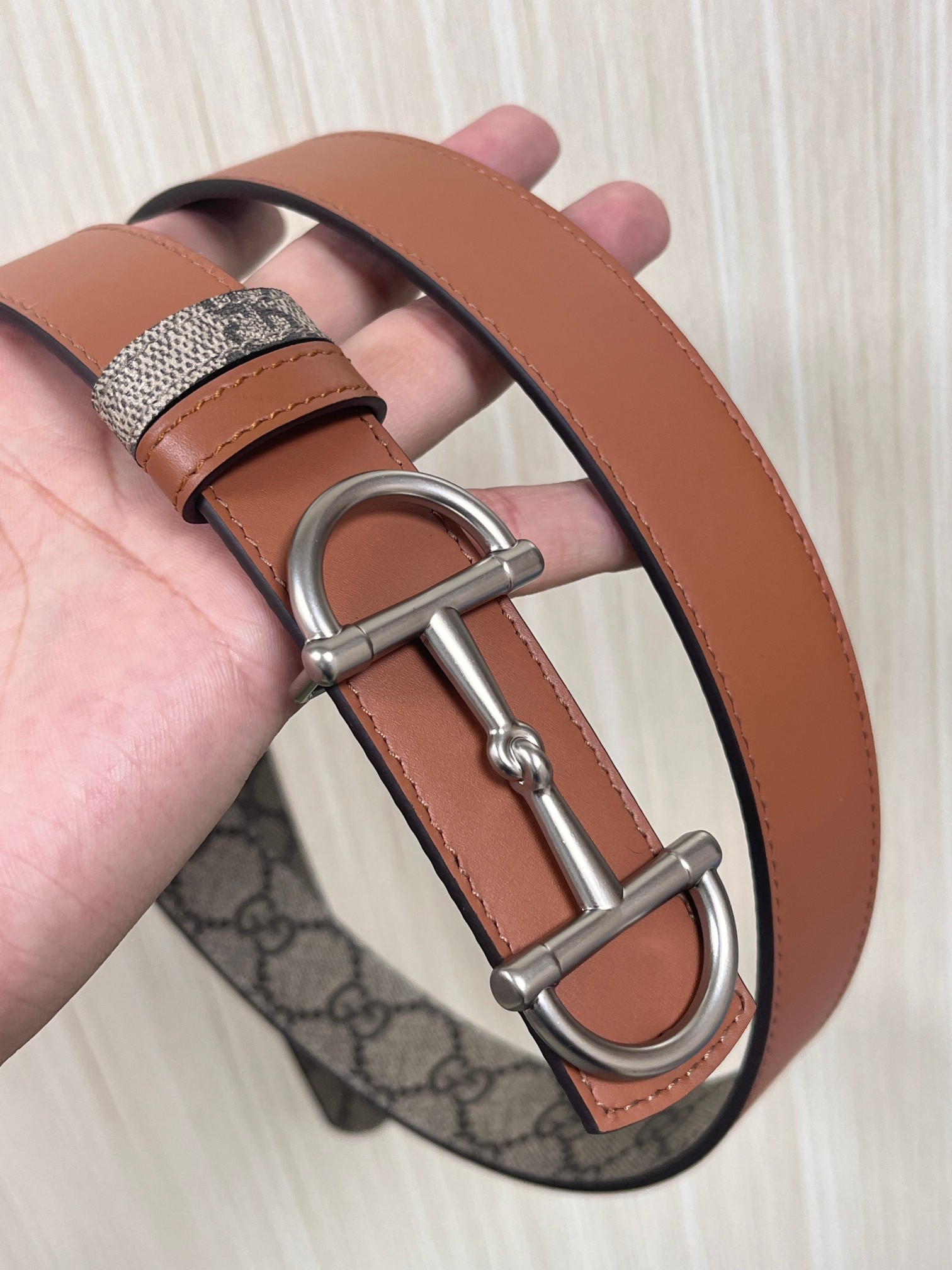 GG Marmont系列推出双面款式，揭幕新季风尚。这款腰带甄选柔软GG SuPreme和皮革打造，缀饰