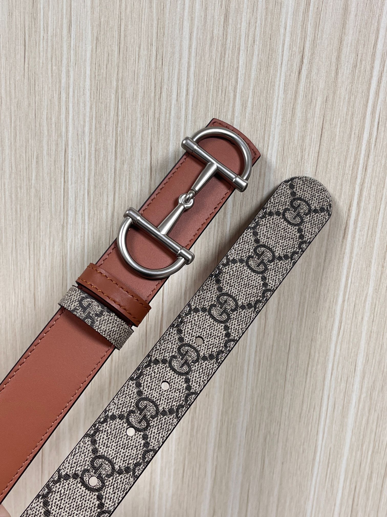 GG Marmont系列推出双面款式，揭幕新季风尚。这款腰带甄选柔软GG SuPreme和皮革打造，缀饰