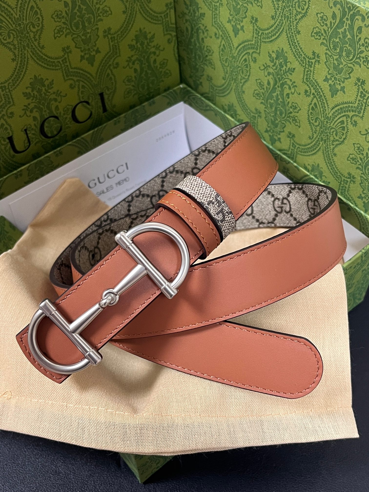 GG Marmont系列推出双面款式，揭幕新季风尚。这款腰带甄选柔软GG SuPreme和皮革打造，缀饰