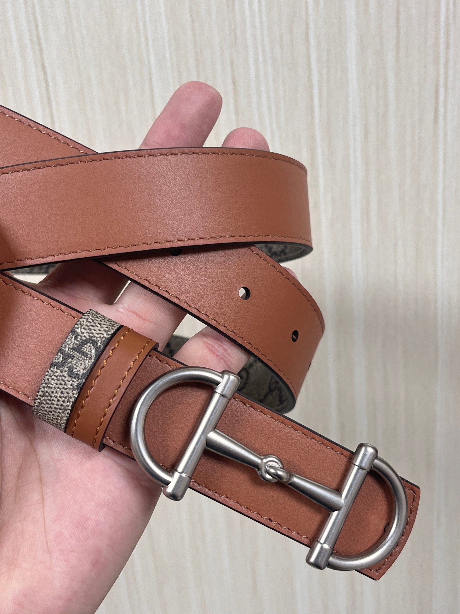 GG Marmont系列推出双面款式，揭幕新季风尚。这款腰带甄选柔软GG SuPreme和皮革打造，缀饰