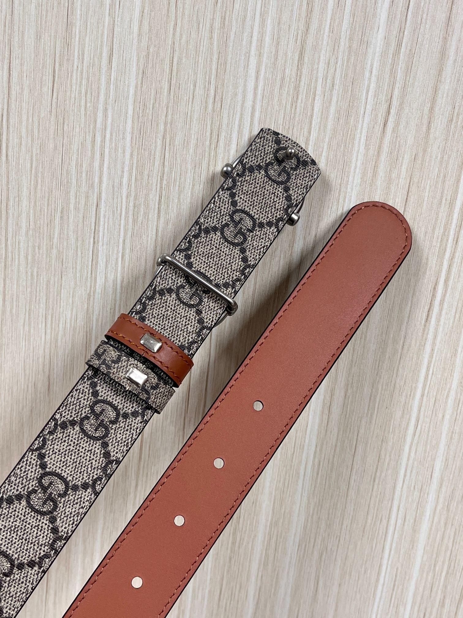 GG Marmont系列推出双面款式，揭幕新季风尚。这款腰带甄选柔软GG SuPreme和皮革打造，缀饰