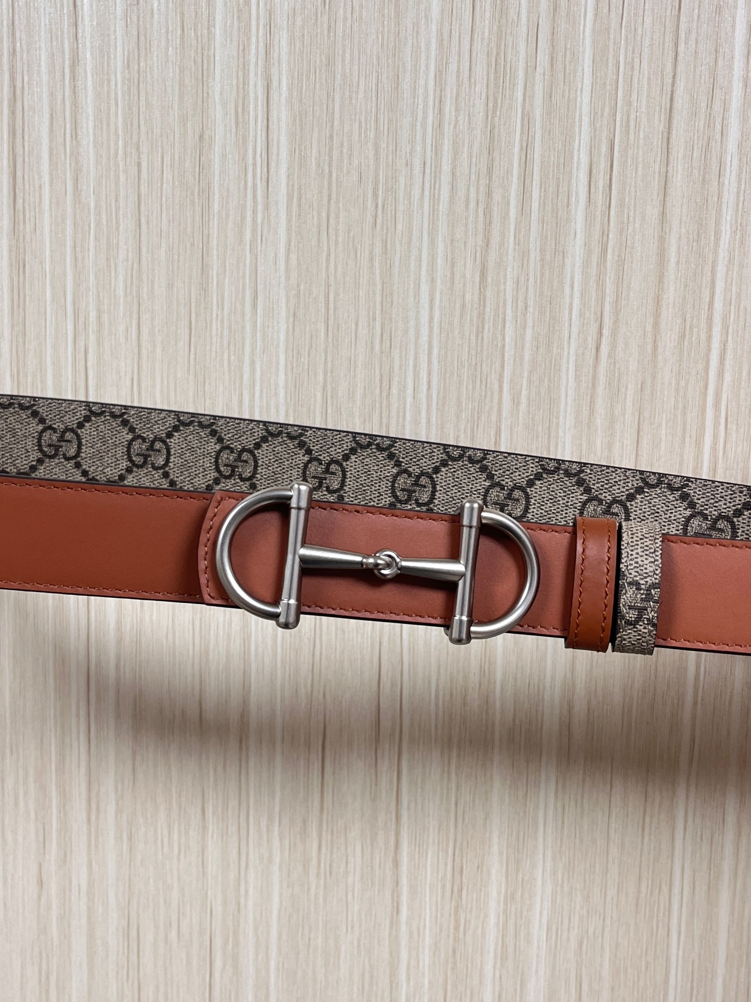 GG Marmont系列推出双面款式，揭幕新季风尚。这款腰带甄选柔软GG SuPreme和皮革打造，缀饰