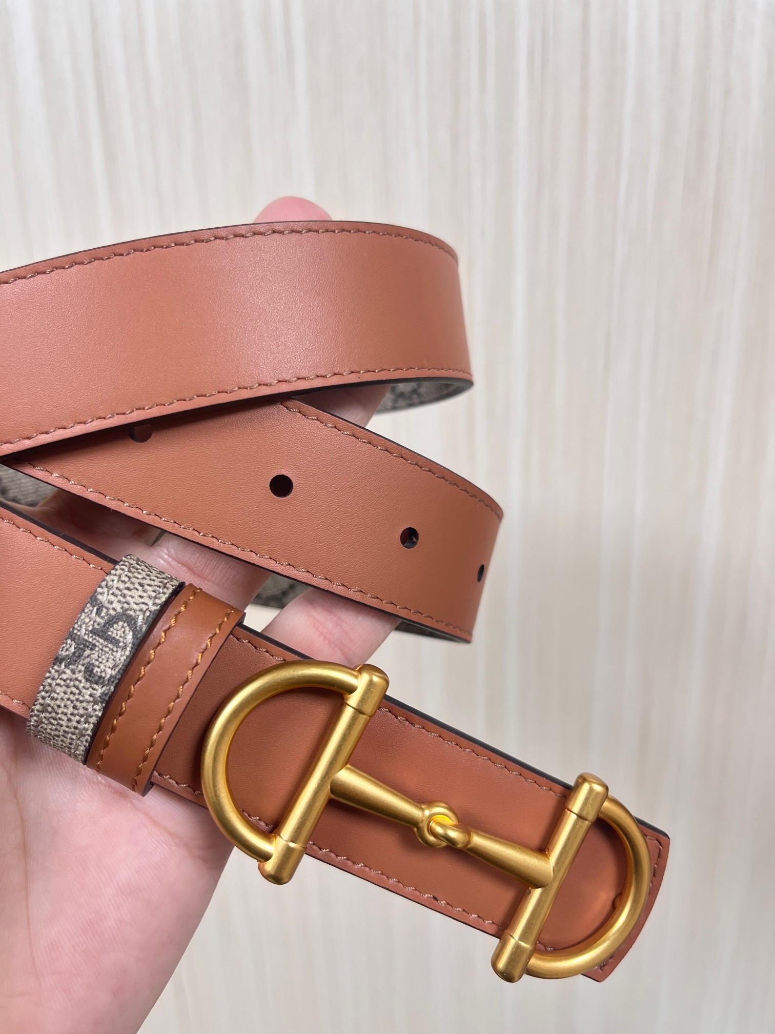 GG Marmont系列推出双面款式，揭幕新季风尚。这款腰带甄选柔软GG SuPreme和皮革打造，缀饰