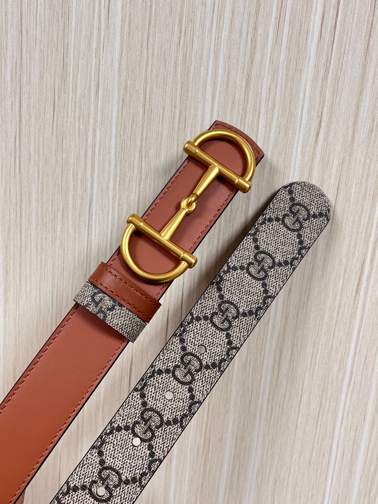 GG Marmont系列推出双面款式，揭幕新季风尚。这款腰带甄选柔软GG SuPreme和皮革打造，缀饰