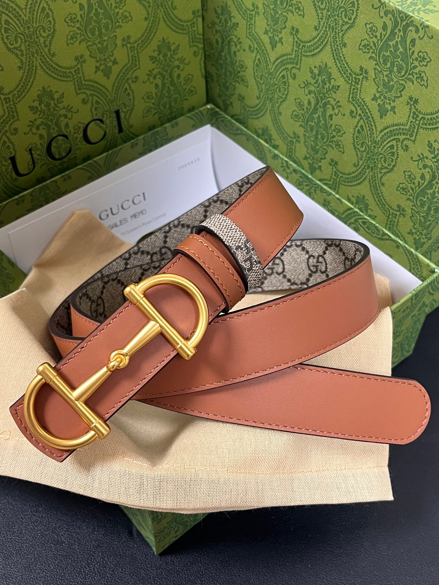 GG Marmont系列推出双面款式，揭幕新季风尚。这款腰带甄选柔软GG SuPreme和皮革打造，缀饰