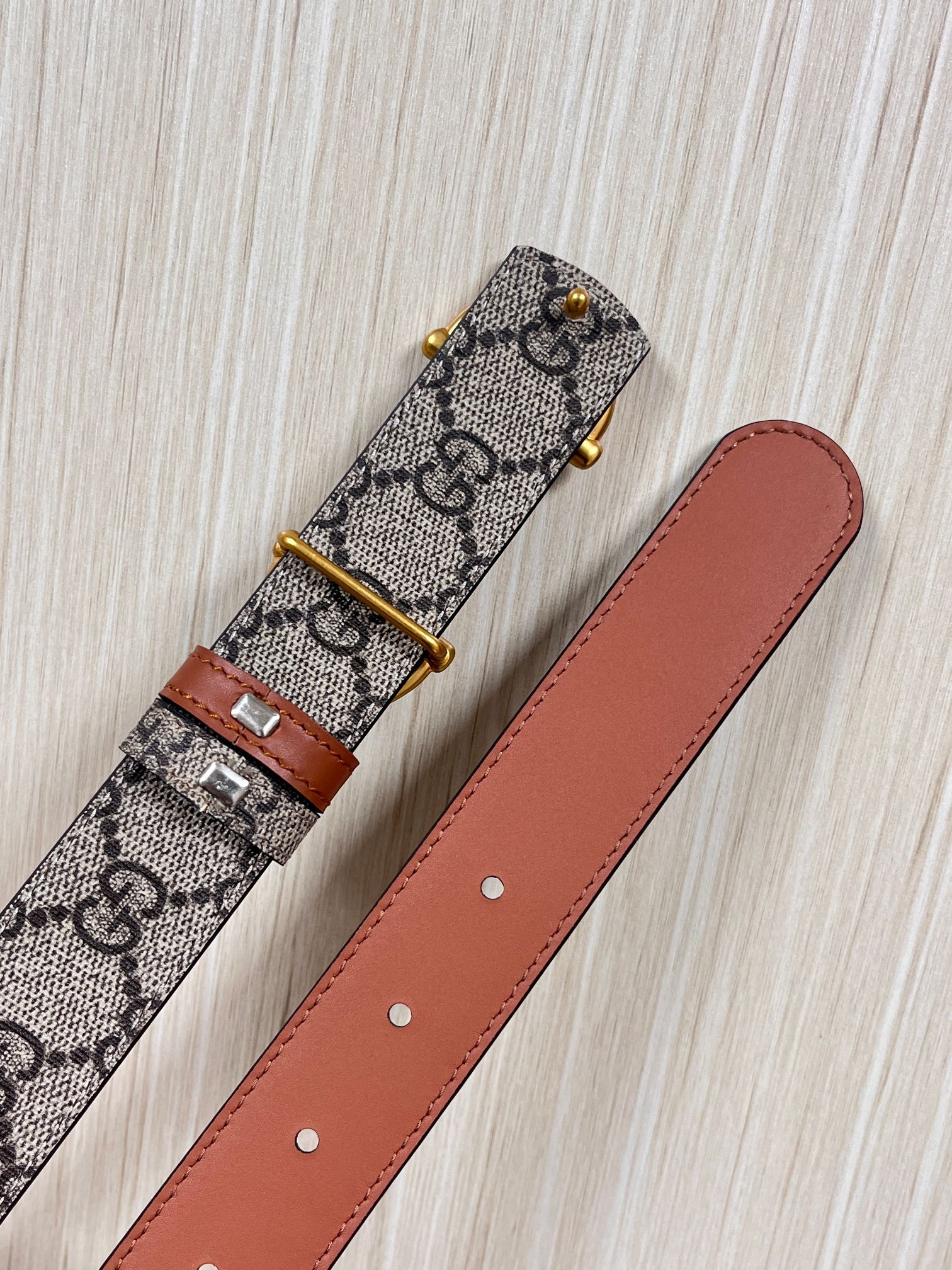 GG Marmont系列推出双面款式，揭幕新季风尚。这款腰带甄选柔软GG SuPreme和皮革打造，缀饰