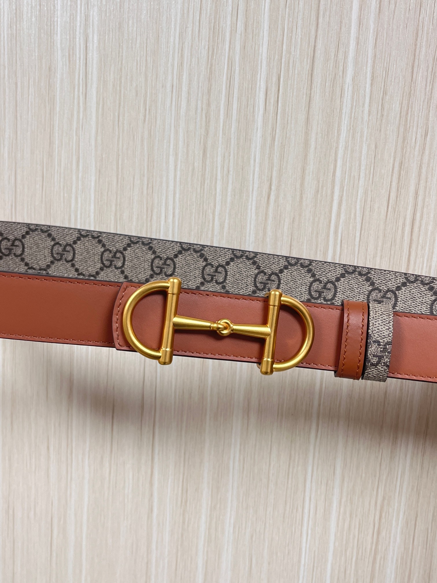 GG Marmont系列推出双面款式，揭幕新季风尚。这款腰带甄选柔软GG SuPreme和皮革打造，缀饰