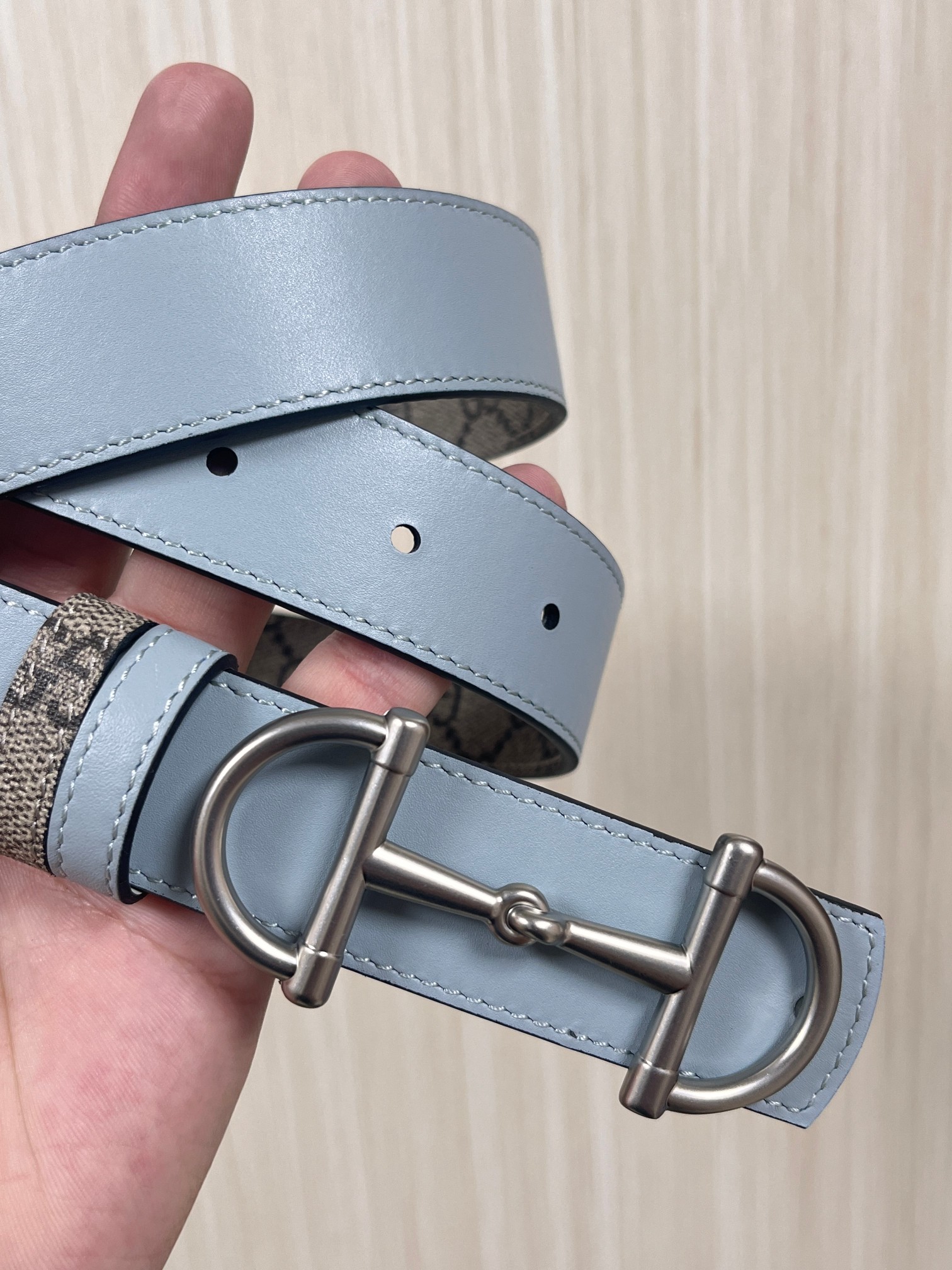 GG Marmont系列推出双面款式，揭幕新季风尚。这款腰带甄选柔软GG SuPreme和皮革打造，缀饰