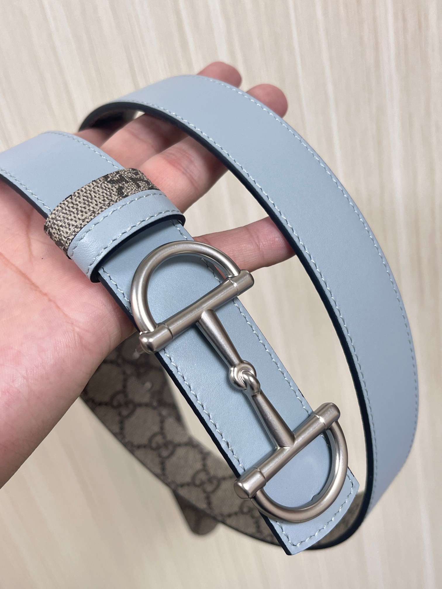 GG Marmont系列推出双面款式，揭幕新季风尚。这款腰带甄选柔软GG SuPreme和皮革打造，缀饰