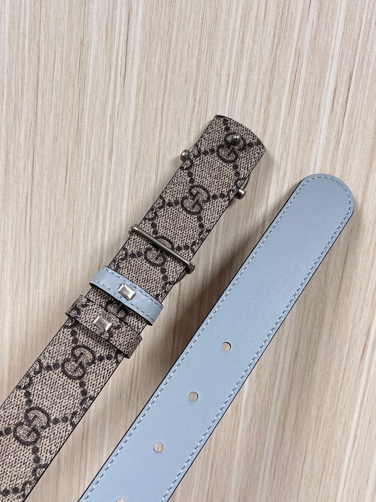 GG Marmont系列推出双面款式，揭幕新季风尚。这款腰带甄选柔软GG SuPreme和皮革打造，缀饰