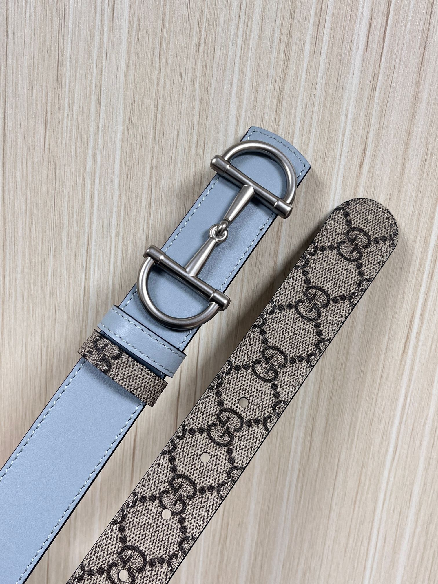 GG Marmont系列推出双面款式，揭幕新季风尚。这款腰带甄选柔软GG SuPreme和皮革打造，缀饰