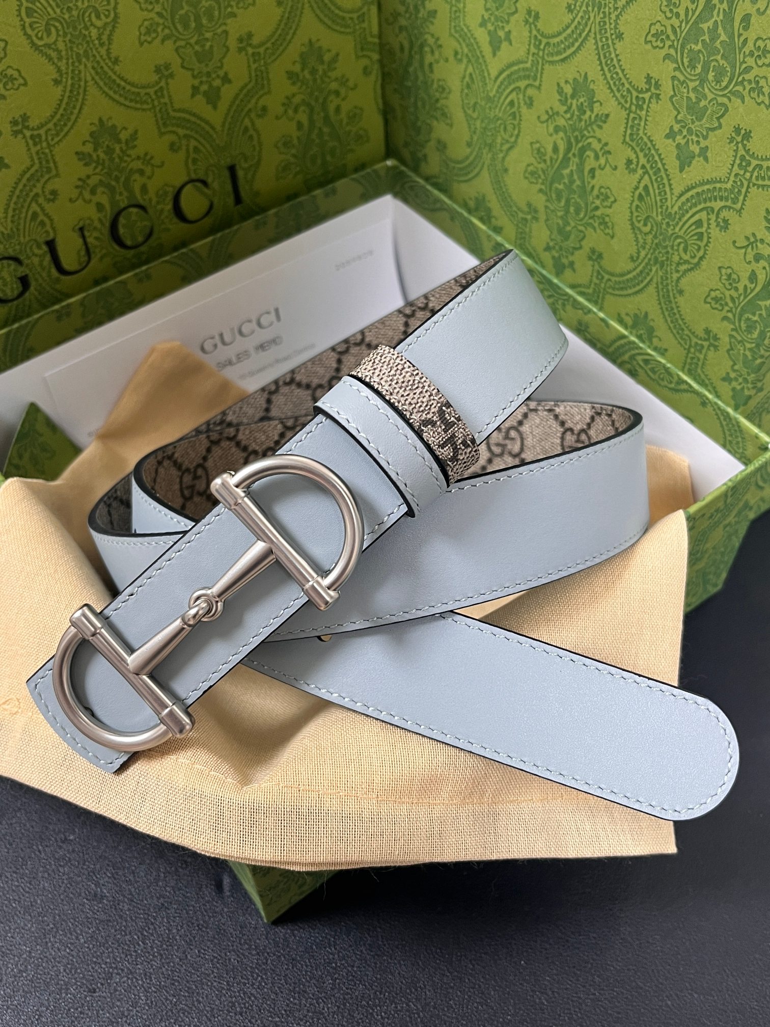 GG Marmont系列推出双面款式，揭幕新季风尚。这款腰带甄选柔软GG SuPreme和皮革打造，缀饰