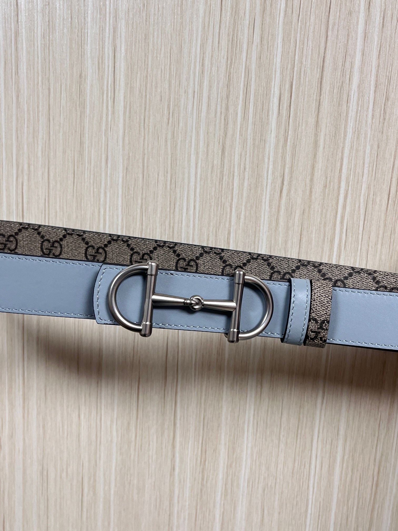 GG Marmont系列推出双面款式，揭幕新季风尚。这款腰带甄选柔软GG SuPreme和皮革打造，缀饰