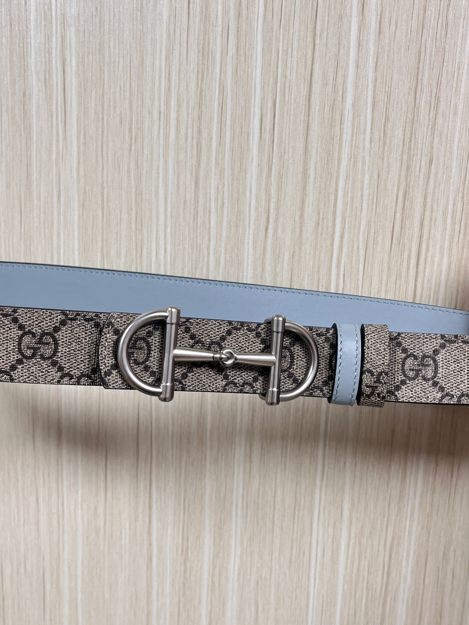 GG Marmont系列推出双面款式，揭幕新季风尚。这款腰带甄选柔软GG SuPreme和皮革打造，缀饰