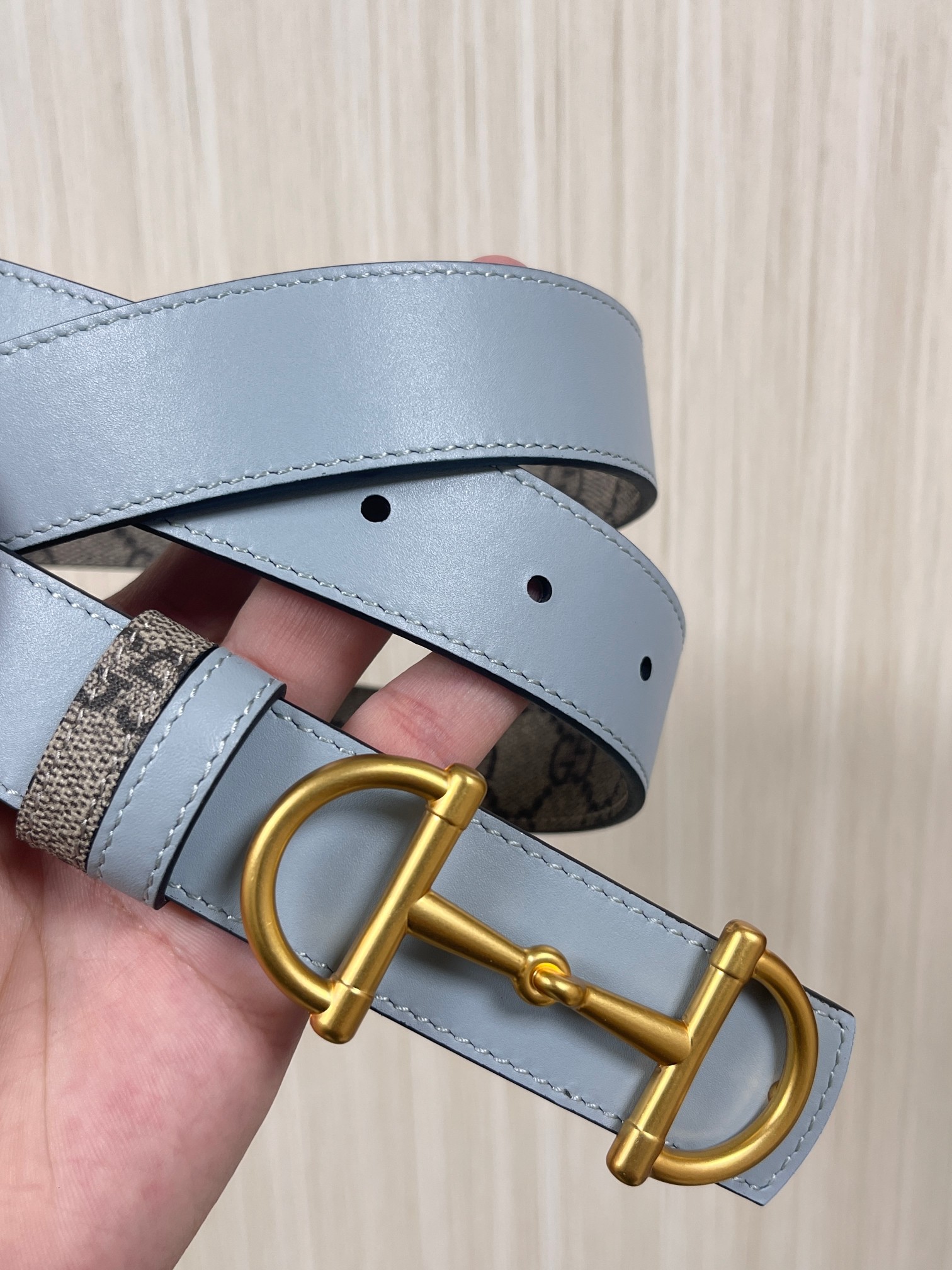 GG Marmont系列推出双面款式，揭幕新季风尚。这款腰带甄选柔软GG SuPreme和皮革打造，缀饰