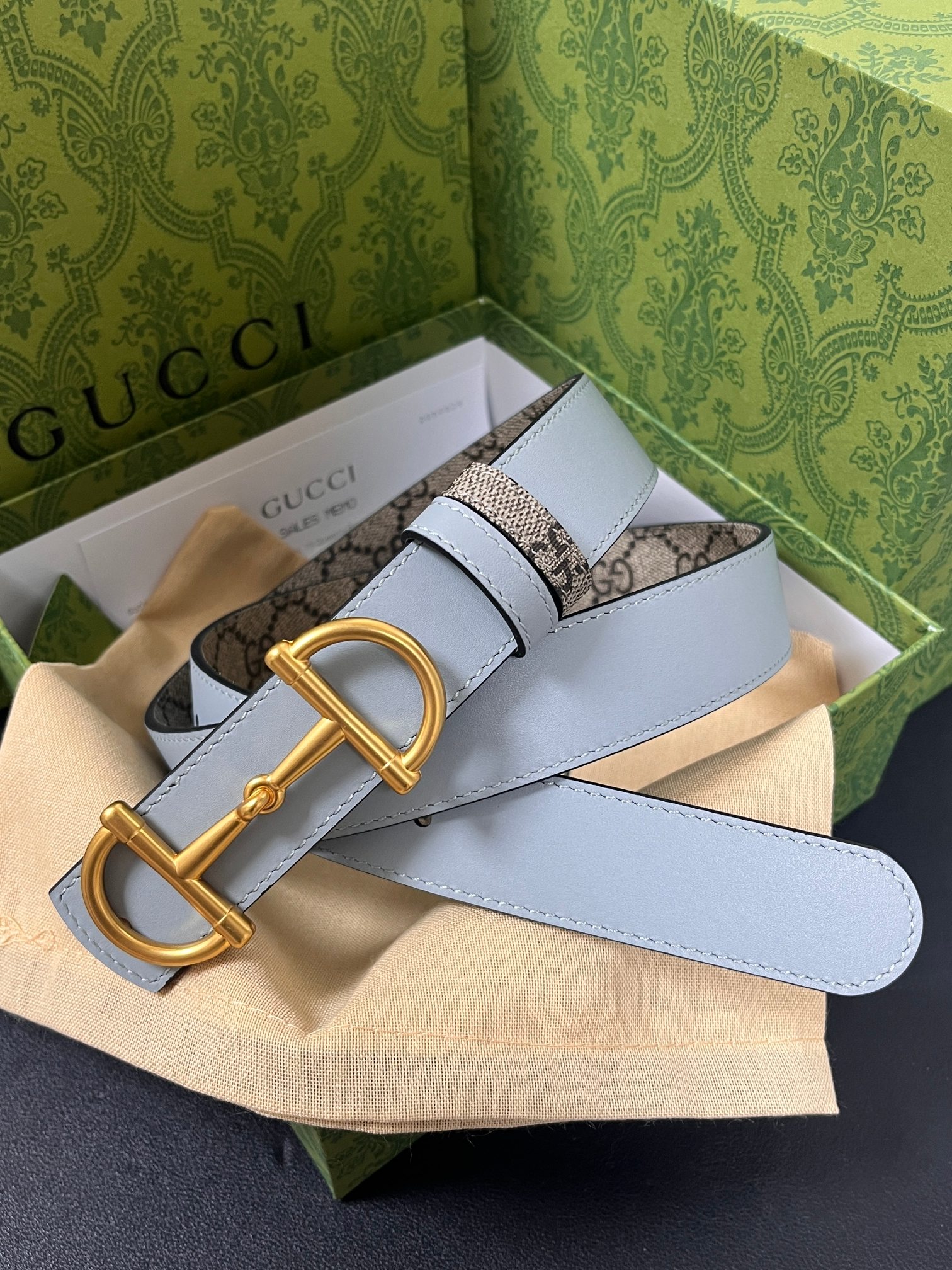 GG Marmont系列推出双面款式，揭幕新季风尚。这款腰带甄选柔软GG SuPreme和皮革打造，缀饰