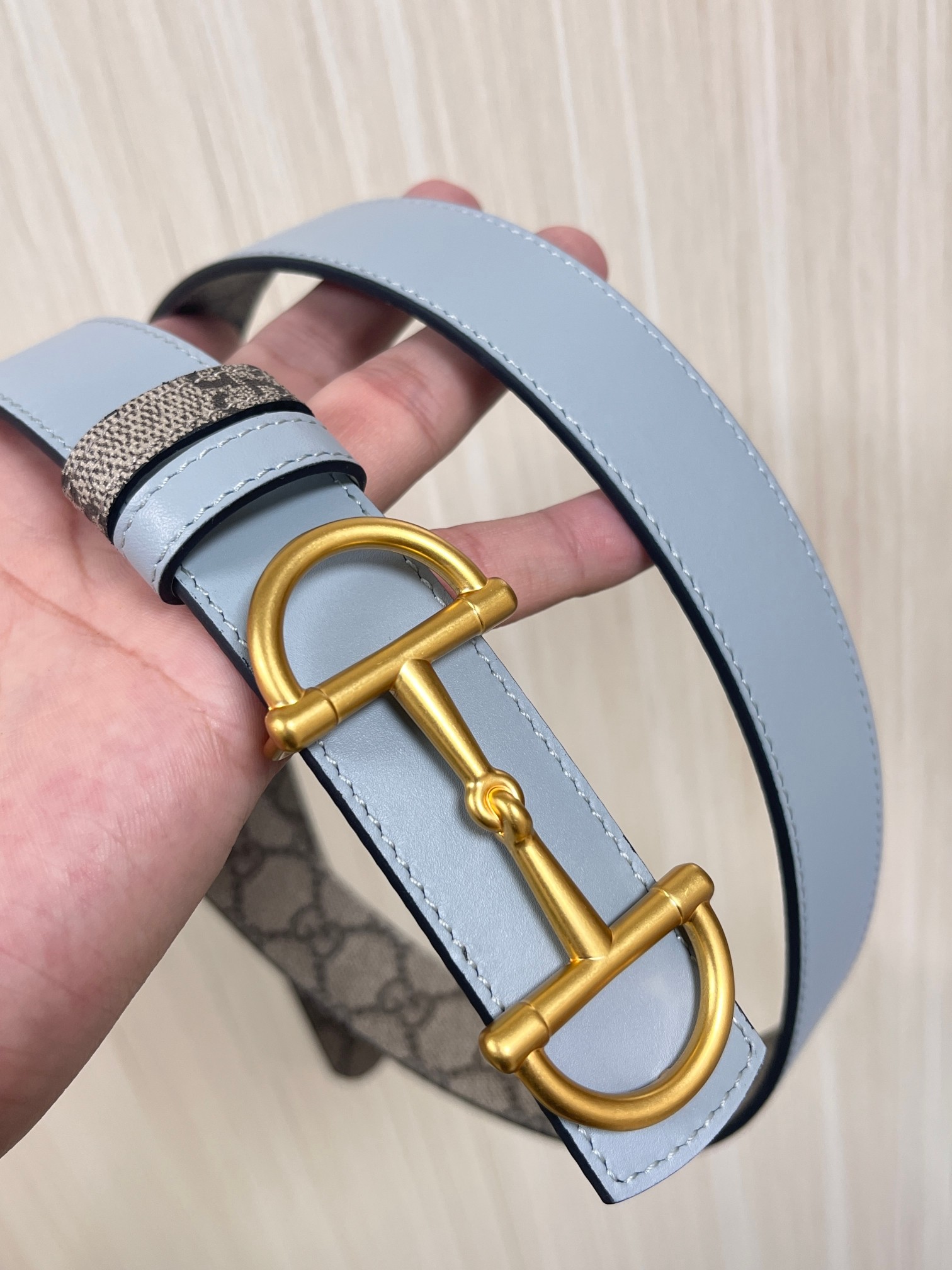 GG Marmont系列推出双面款式，揭幕新季风尚。这款腰带甄选柔软GG SuPreme和皮革打造，缀饰