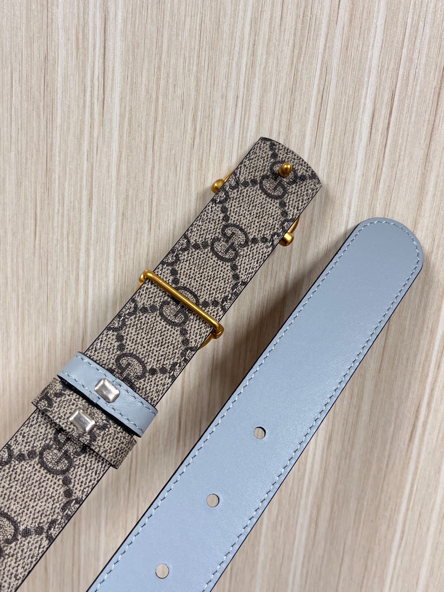 GG Marmont系列推出双面款式，揭幕新季风尚。这款腰带甄选柔软GG SuPreme和皮革打造，缀饰