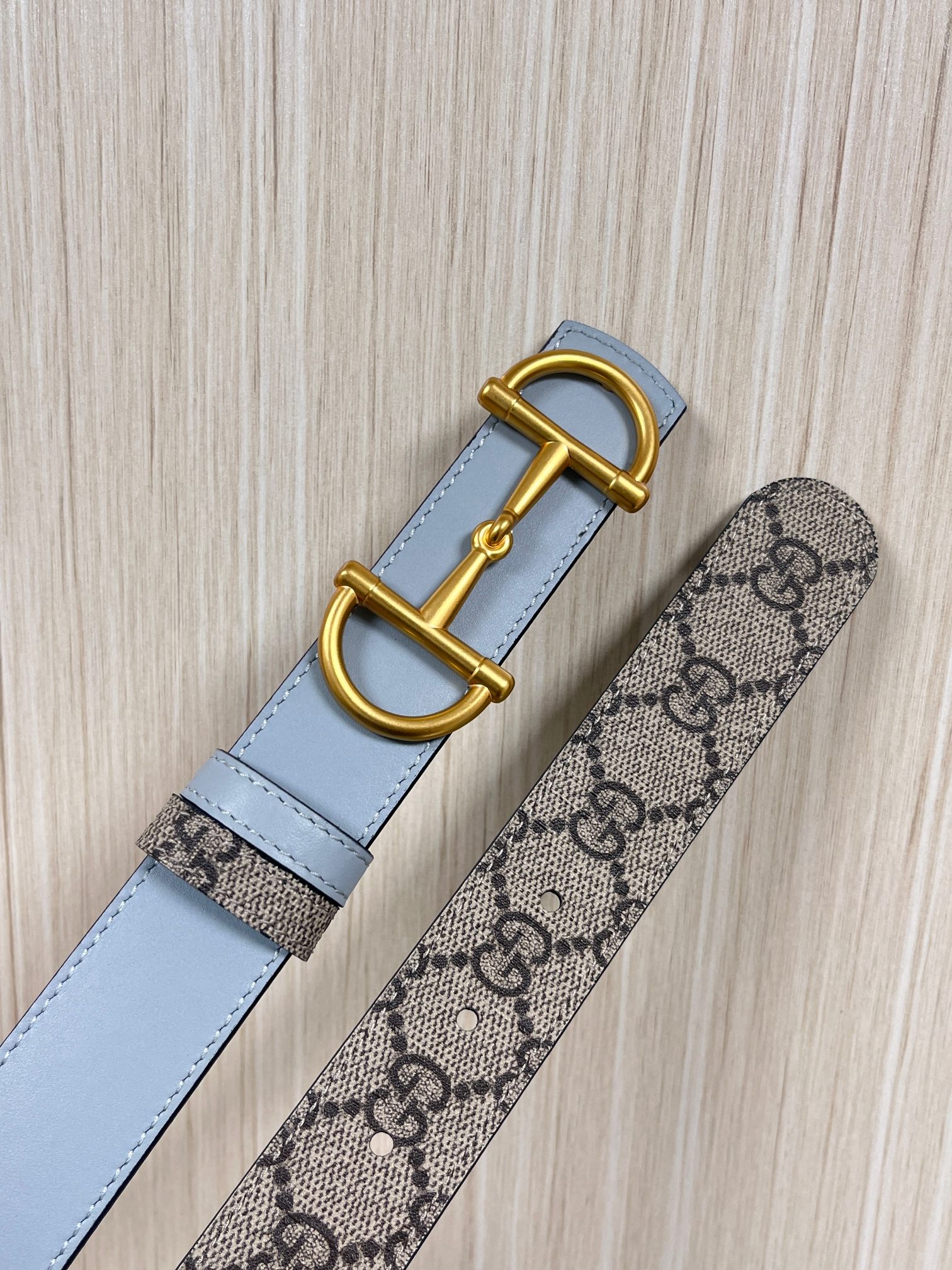 GG Marmont系列推出双面款式，揭幕新季风尚。这款腰带甄选柔软GG SuPreme和皮革打造，缀饰