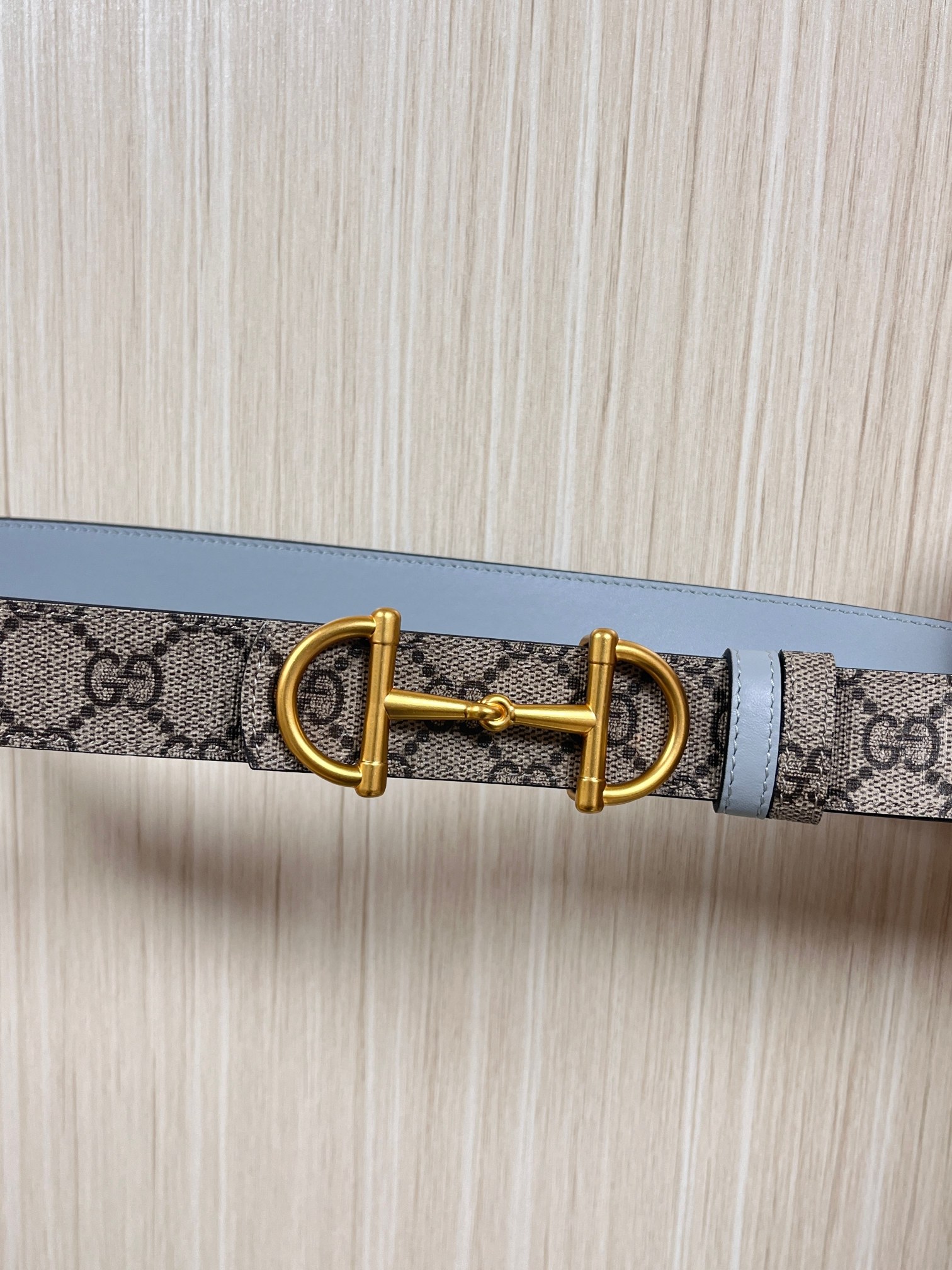 GG Marmont系列推出双面款式，揭幕新季风尚。这款腰带甄选柔软GG SuPreme和皮革打造，缀饰