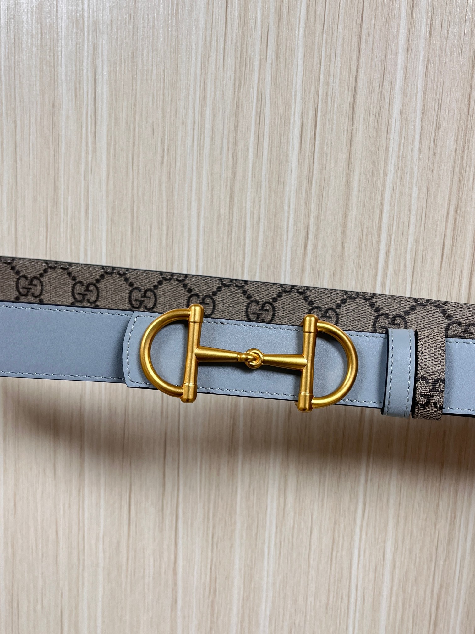 GG Marmont系列推出双面款式，揭幕新季风尚。这款腰带甄选柔软GG SuPreme和皮革打造，缀饰