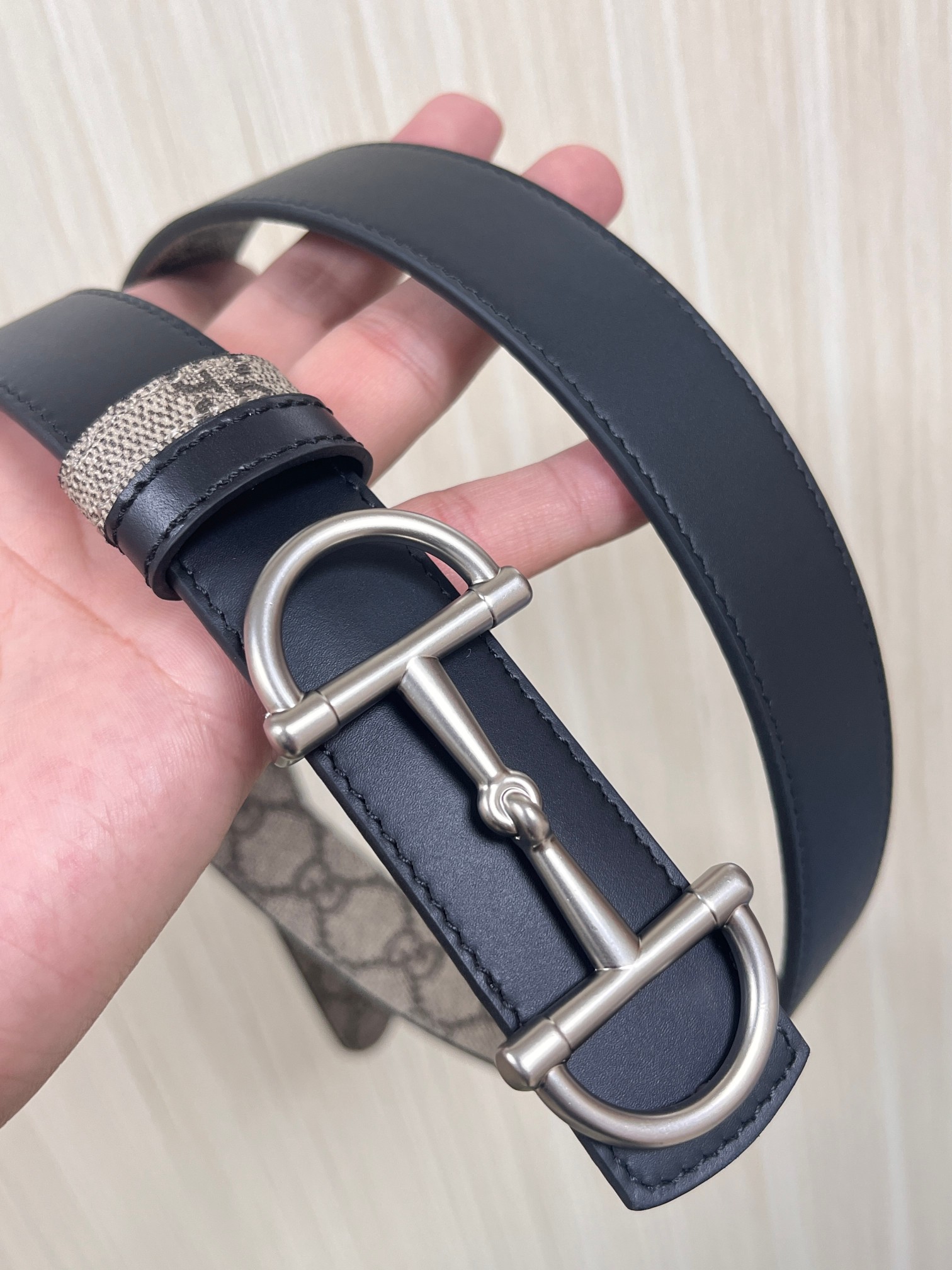 GG Marmont系列推出双面款式，揭幕新季风尚。这款腰带甄选柔软GG SuPreme和皮革打造，缀饰