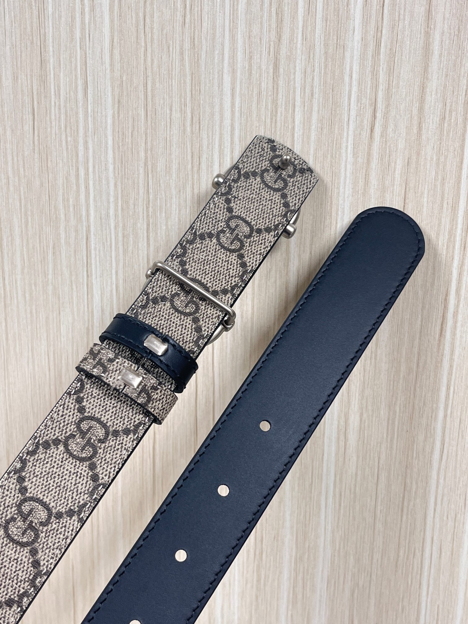 GG Marmont系列推出双面款式，揭幕新季风尚。这款腰带甄选柔软GG SuPreme和皮革打造，缀饰