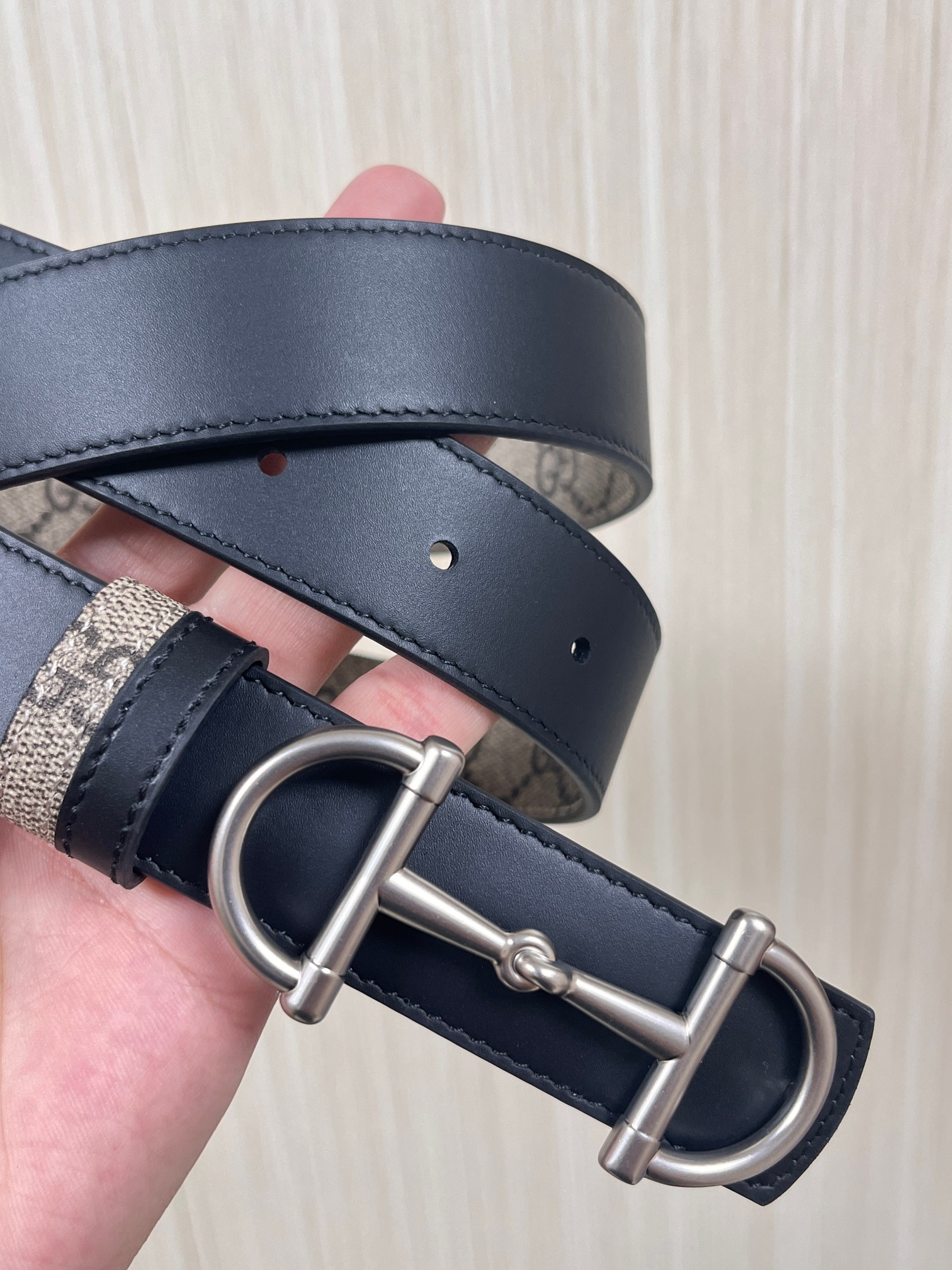 GG Marmont系列推出双面款式，揭幕新季风尚。这款腰带甄选柔软GG SuPreme和皮革打造，缀饰