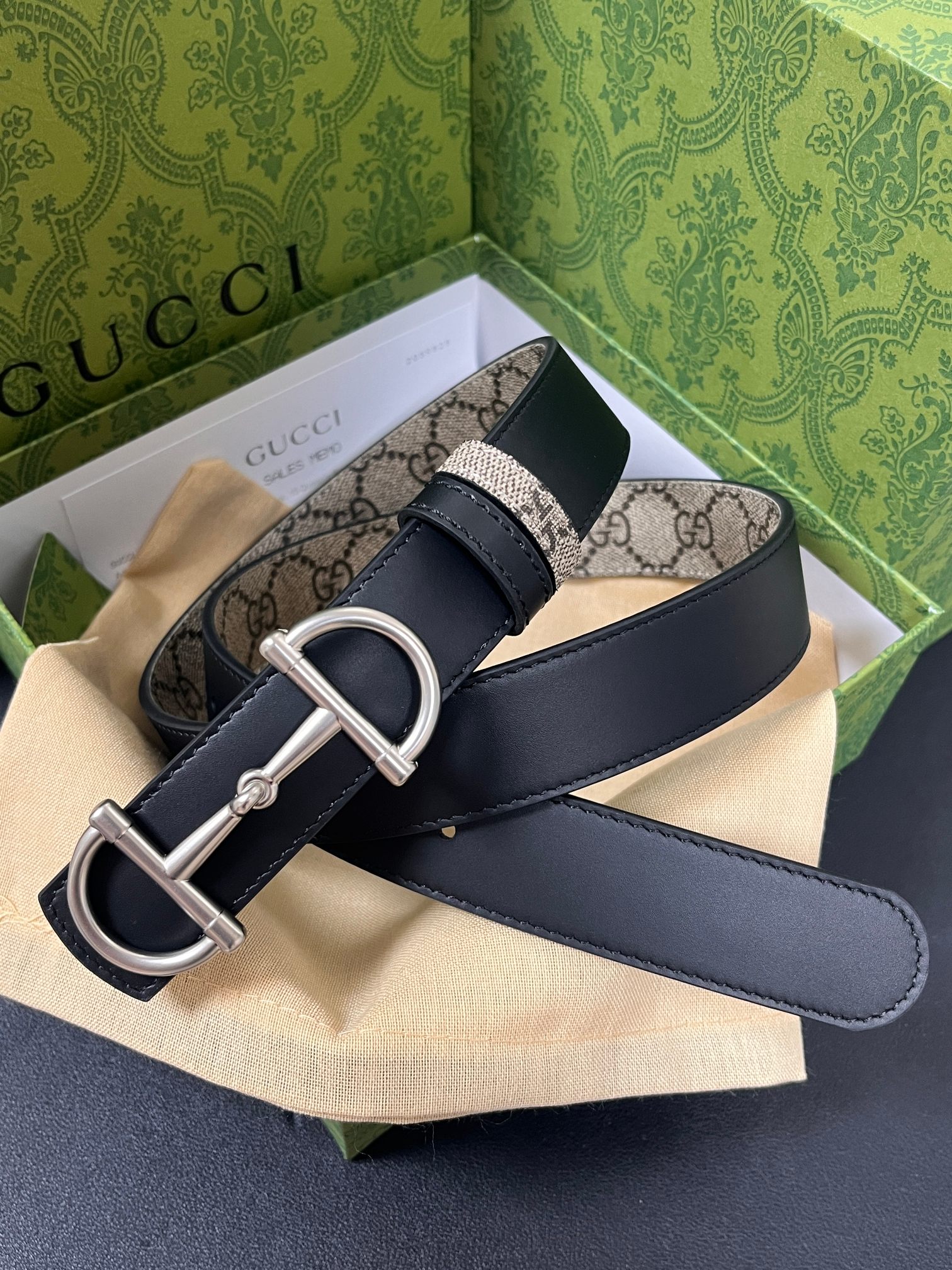 GG Marmont系列推出双面款式，揭幕新季风尚。这款腰带甄选柔软GG SuPreme和皮革打造，缀饰