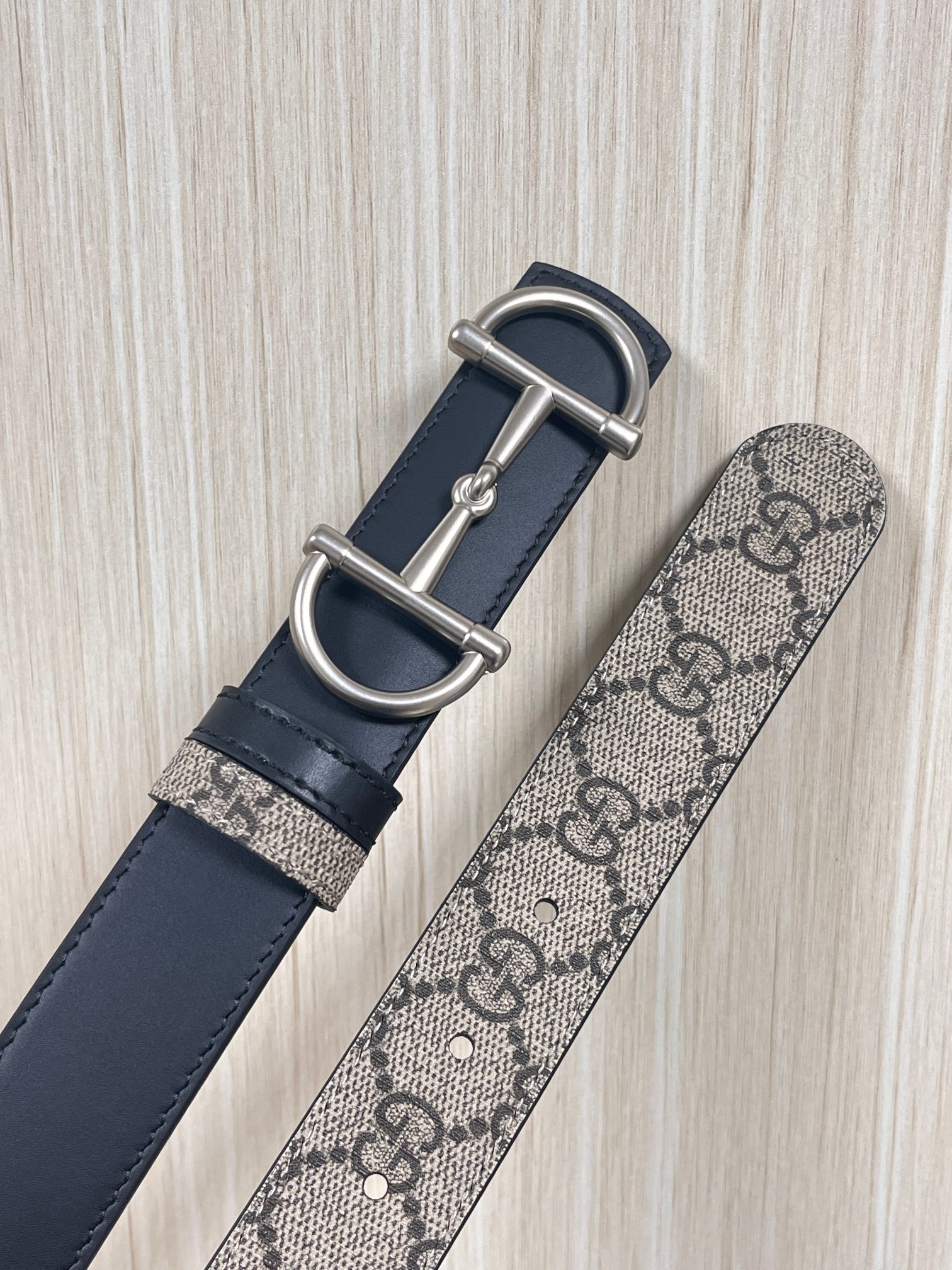 GG Marmont系列推出双面款式，揭幕新季风尚。这款腰带甄选柔软GG SuPreme和皮革打造，缀饰